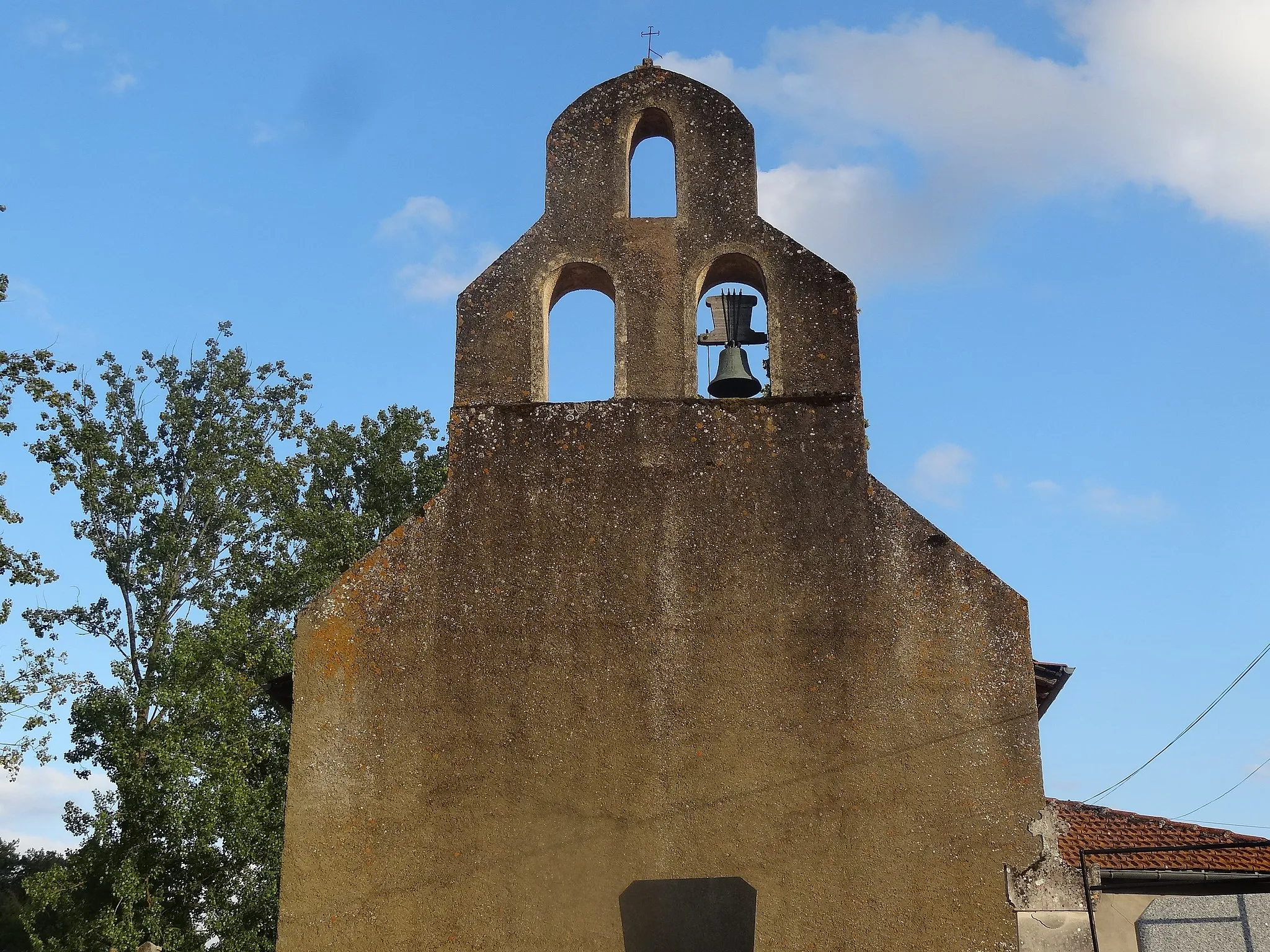 Photo showing: Clocher-mur de l'église de Tirent.