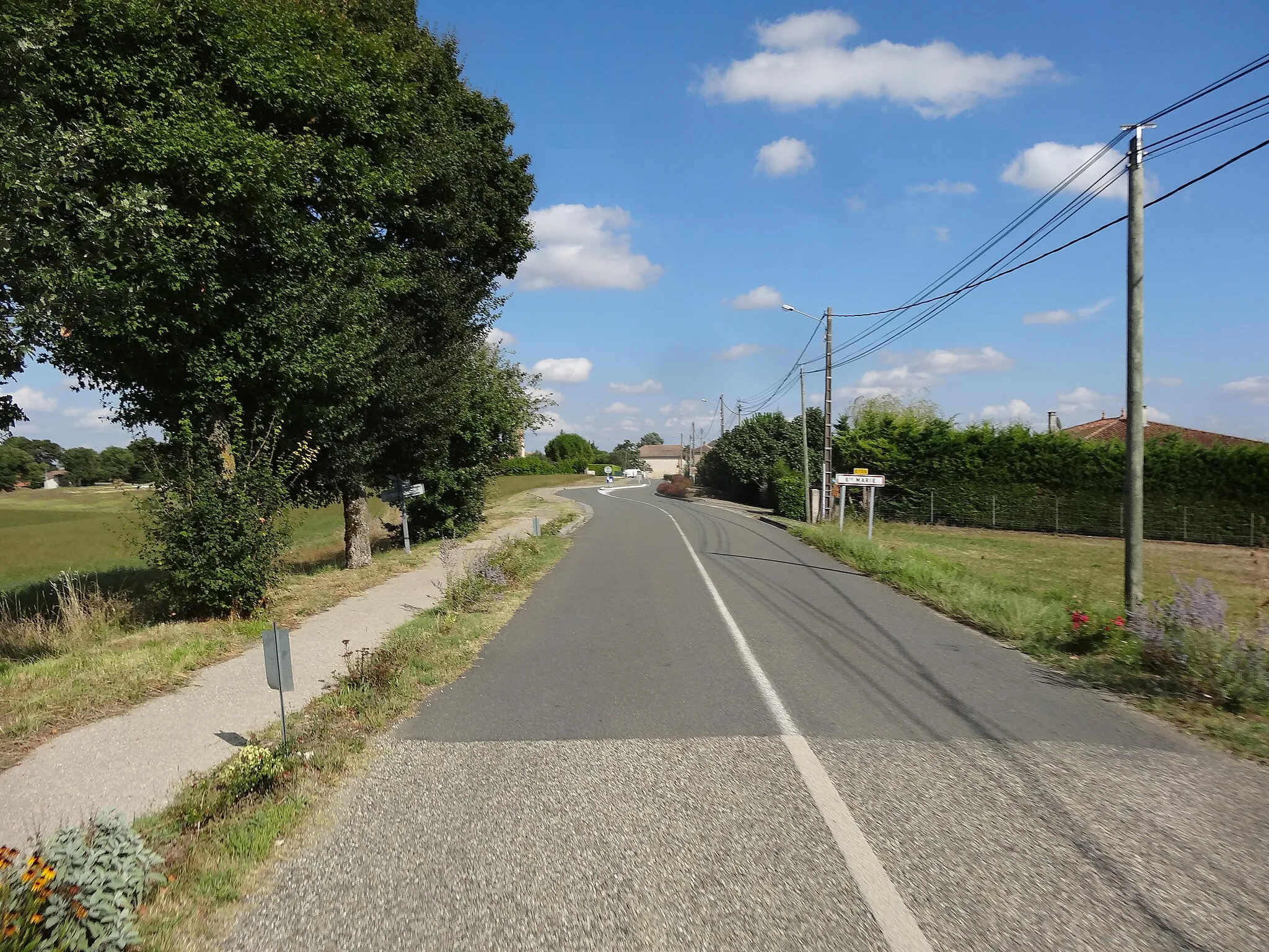 Photo showing: Entrée ouest de Sainte-Marie dans le Gers.