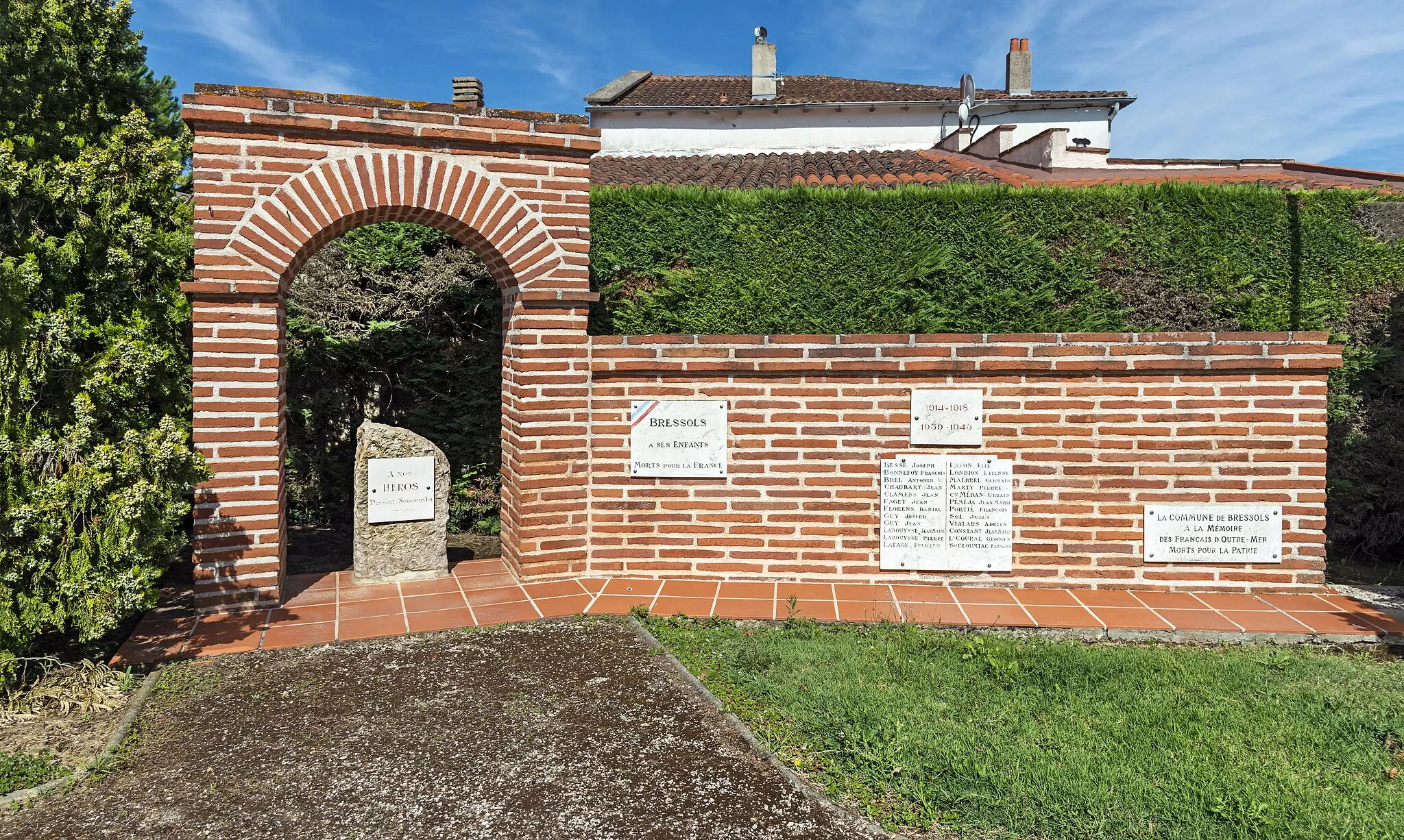 Photo showing: War memorials of Bressols, Tarn-et-Garonne, France.