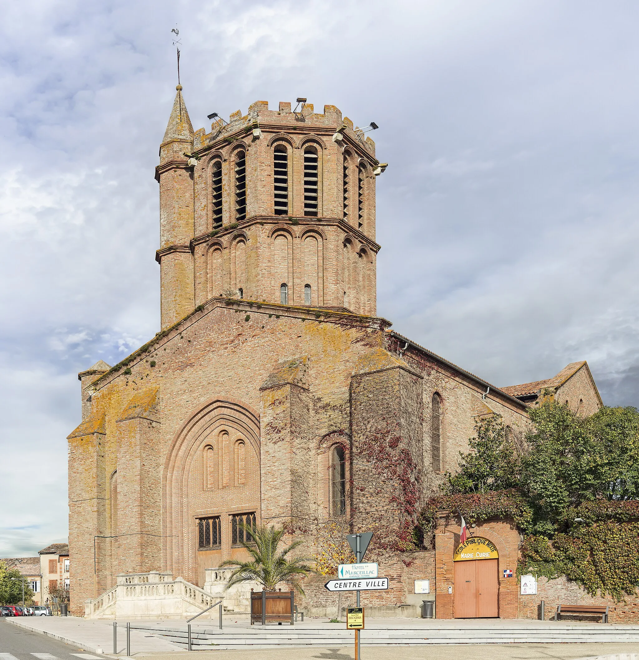 Photo showing: This building is inscrit au titre des monuments historiques de la France. It is indexed in the base Mérimée, a database of architectural heritage maintained by the French Ministry of Culture, under the reference PA82000006 .