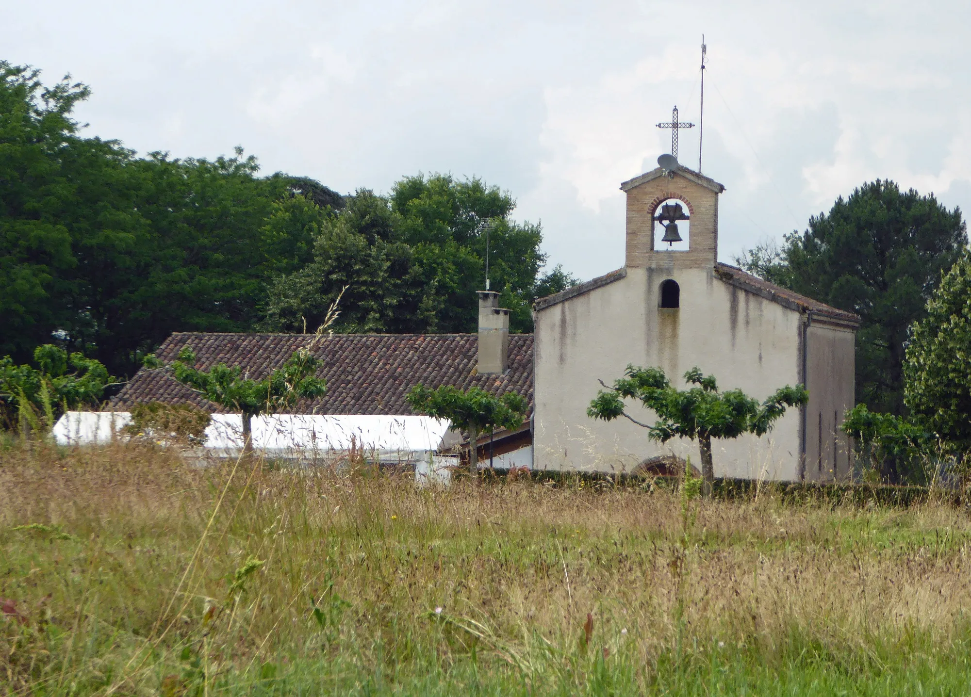 Photo showing: petite église romane surmontée d'un clocheton mur  au dessus de l'entrée