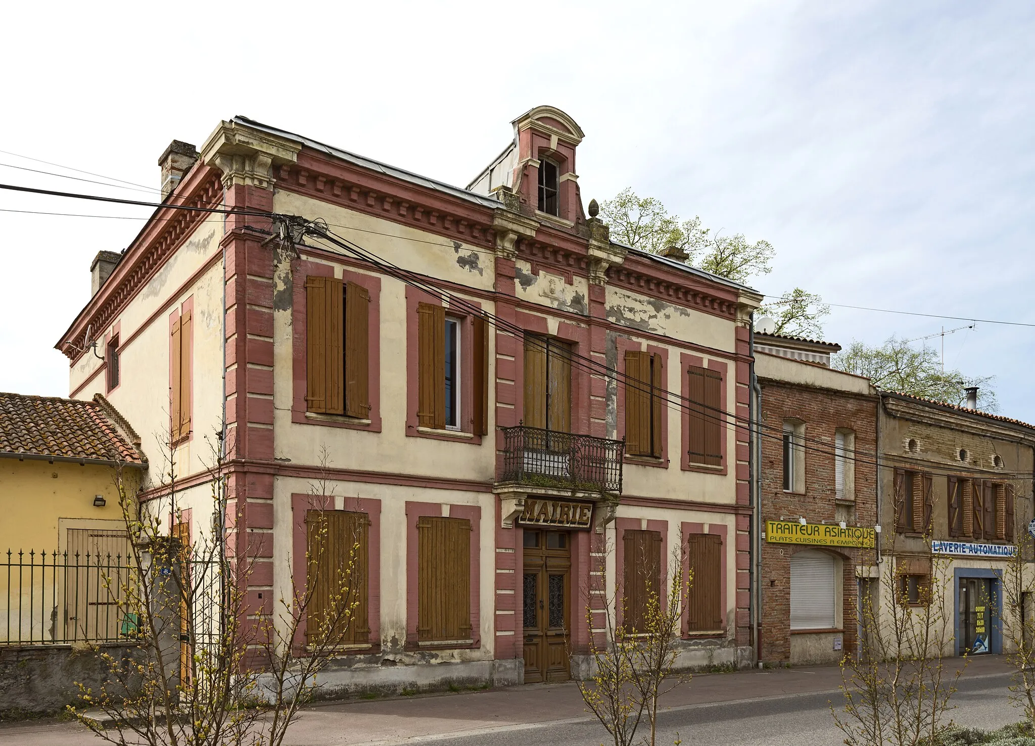 Photo showing: Facade of fromer town hall Dieupentale, Tarn-et-Garonne, France.