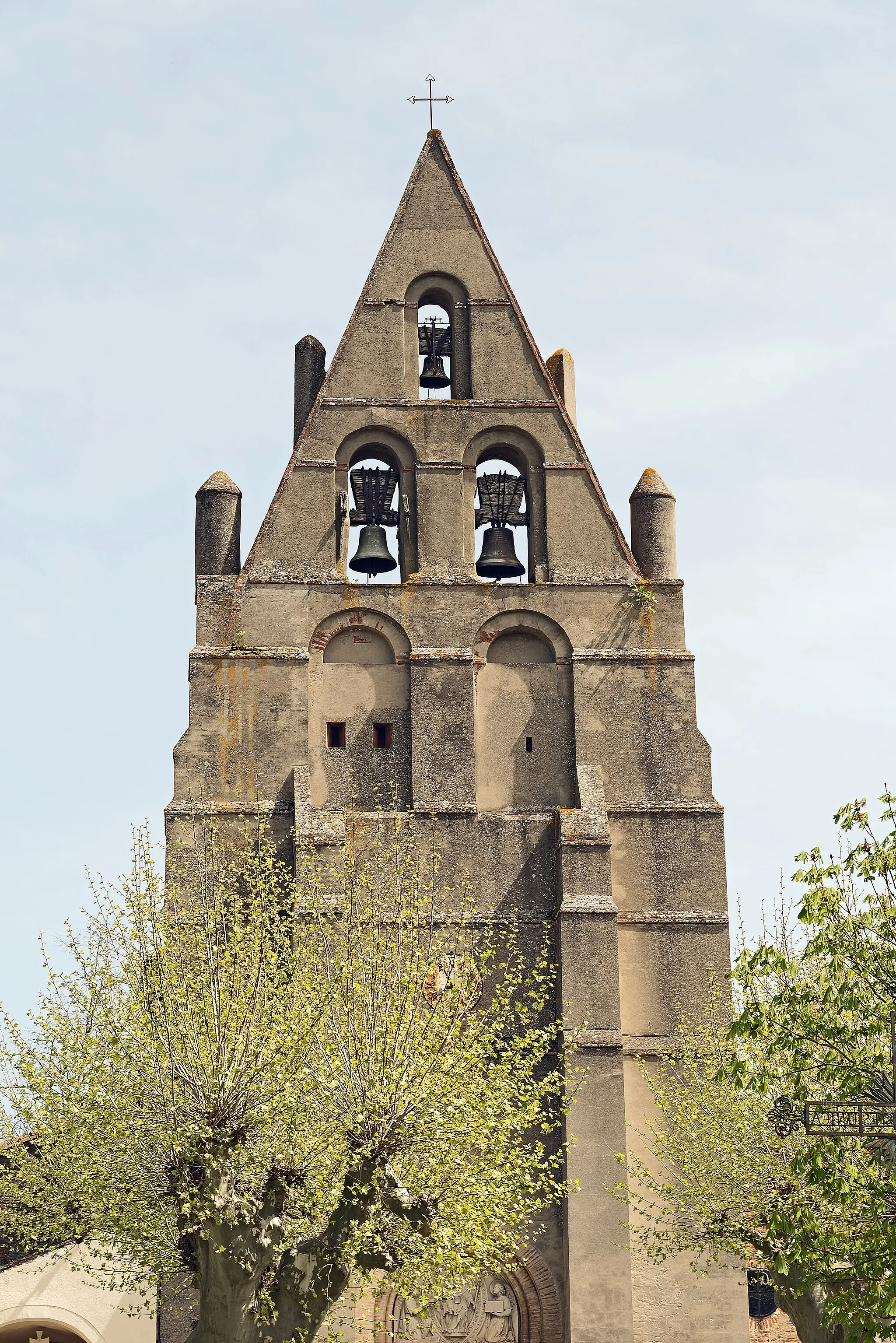 Photo showing: St. Peter's Church of Dieupentale, Tarn-et-Garonne, France. Bell gable of the XVII initially five openings, two lower have been sealed.