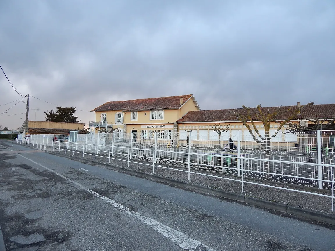 Photo showing: Extension de l' Ecole Publique de Saint-Etienne-de-Tulmont à partir du logement de fonction du chef de gare et des locaux de la gare proprement dite.