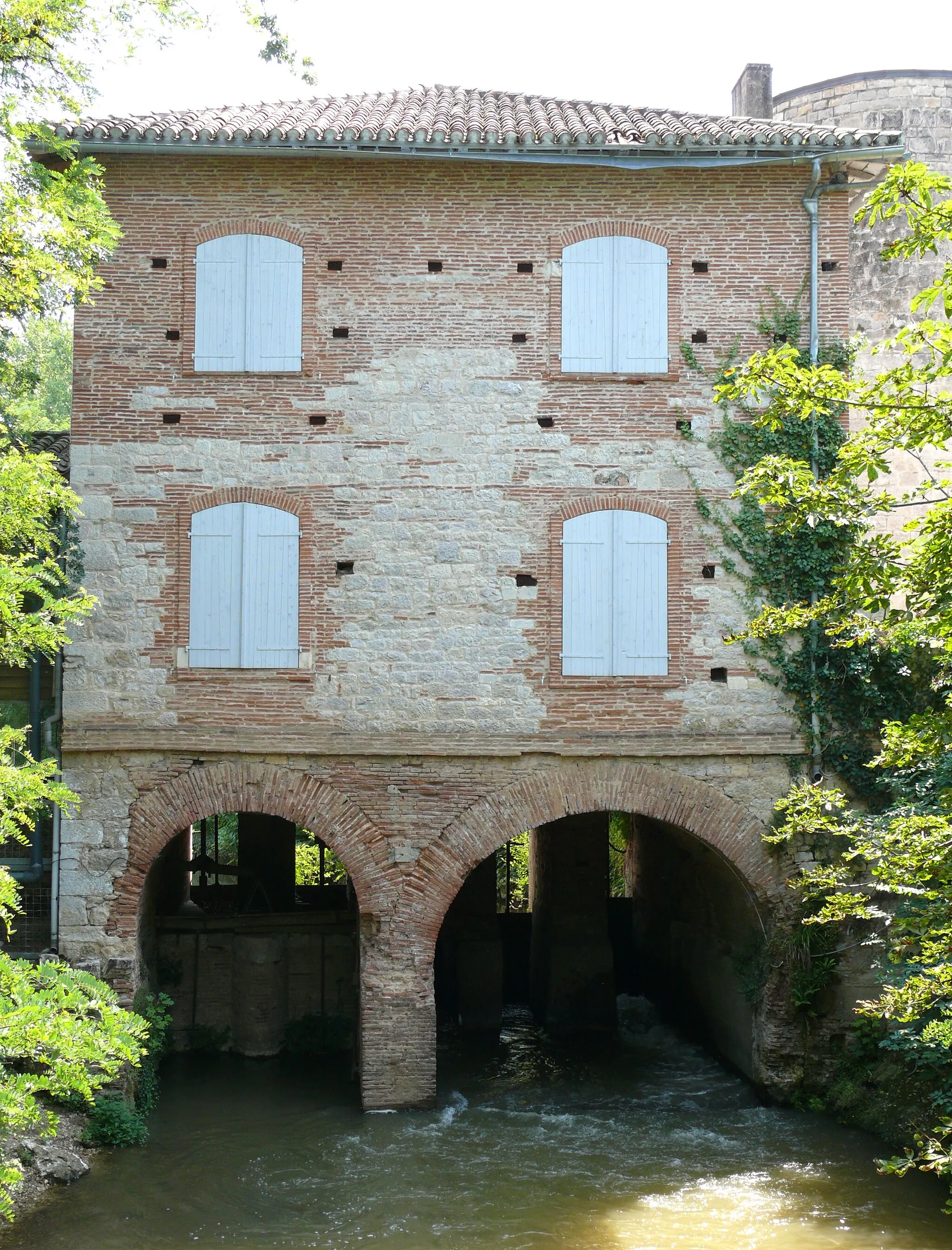 Photo showing: Nègrepelisse - Le moulin à côté d'une tour du château