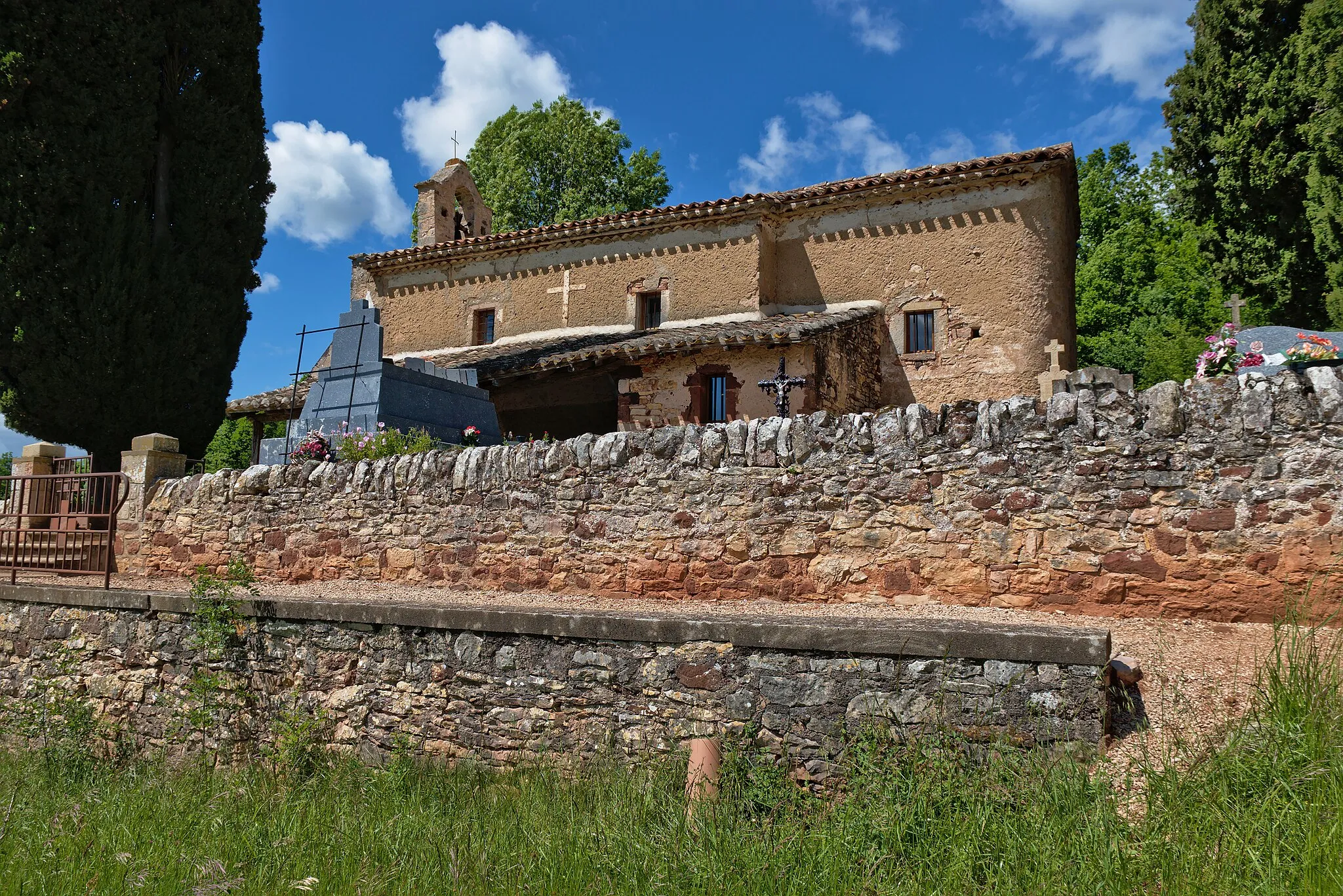 Photo showing: Chapel "Notre Dame de Mespel", on the edge of Grésigne Forest, near Larroque, Tarn, France.