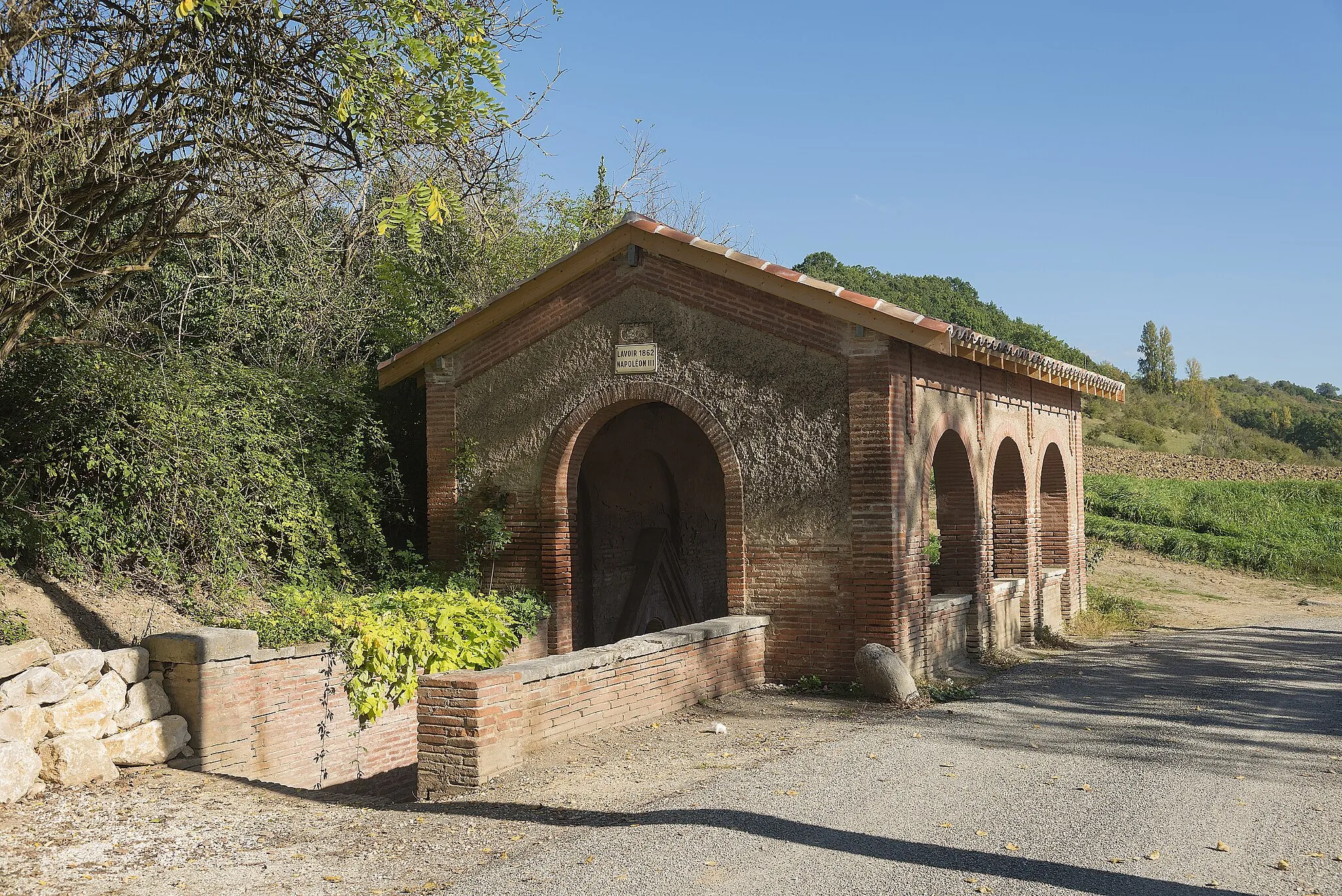 Photo showing: Villebrumier. The laundry of the Second Empire 1862- Exterior.