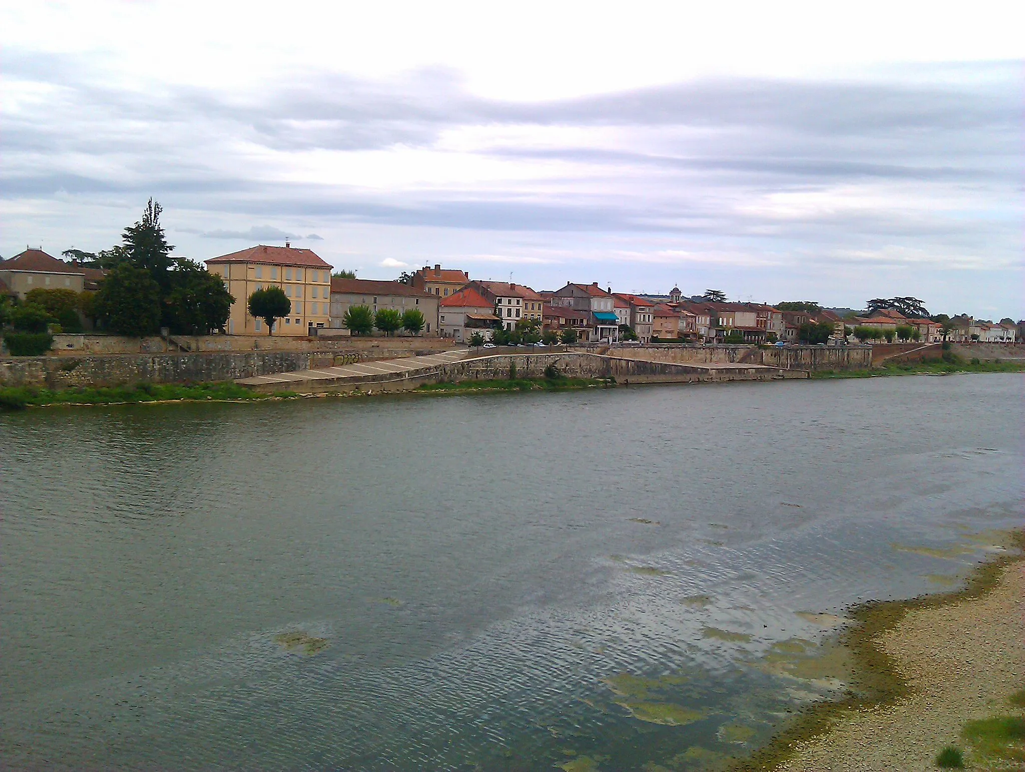Photo showing: Picture of village of LaMagistere in Souther France from accross the Garonne river