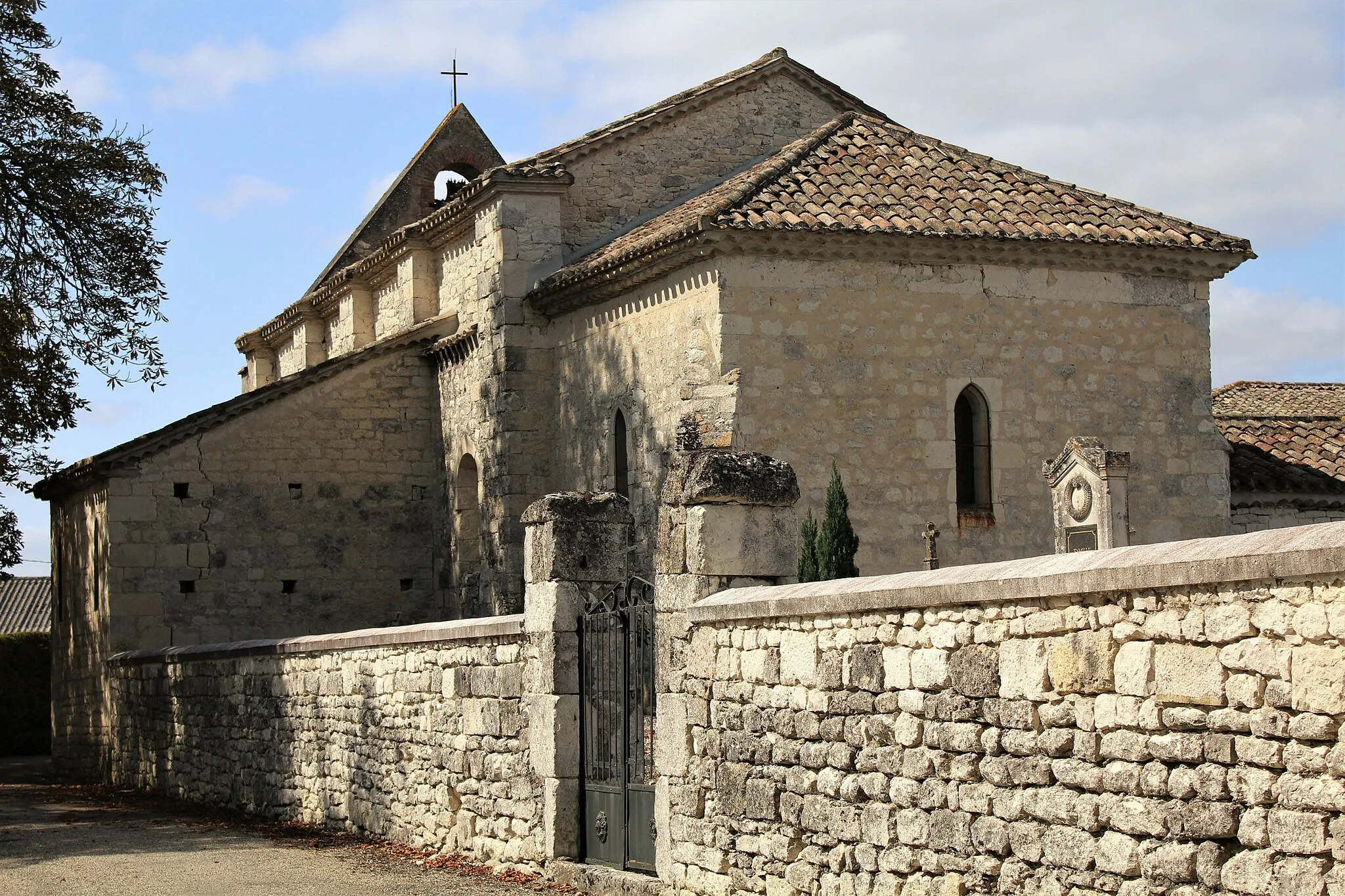 Photo showing: This building is inscrit au titre des monuments historiques de la France. It is indexed in the base Mérimée, a database of architectural heritage maintained by the French Ministry of Culture, under the reference PA00095797 .