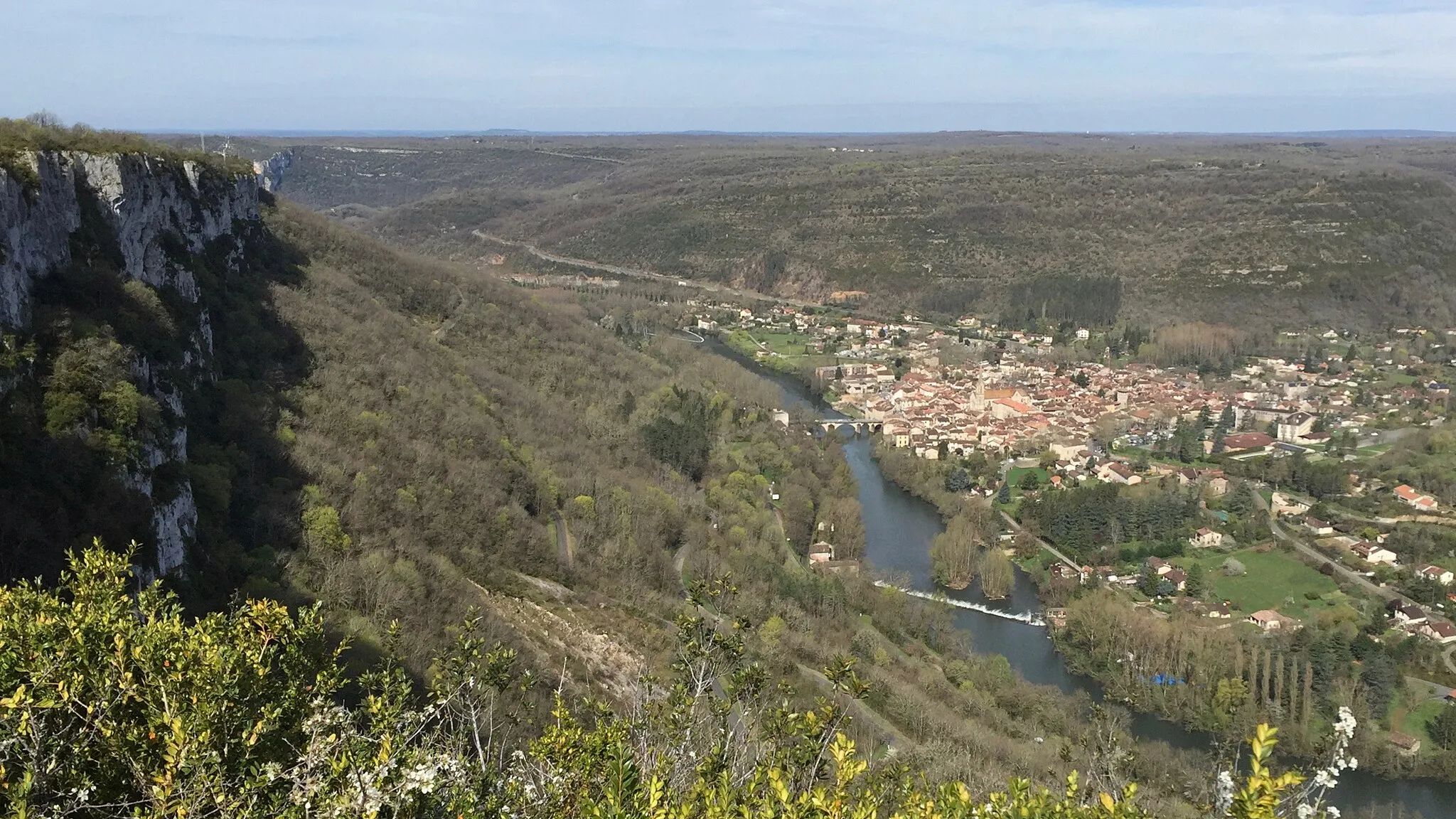 Photo showing: View of of the commune of Saint-Antonin-Nobel-Var in the Aveyron gorge from the Roc d'Anglars