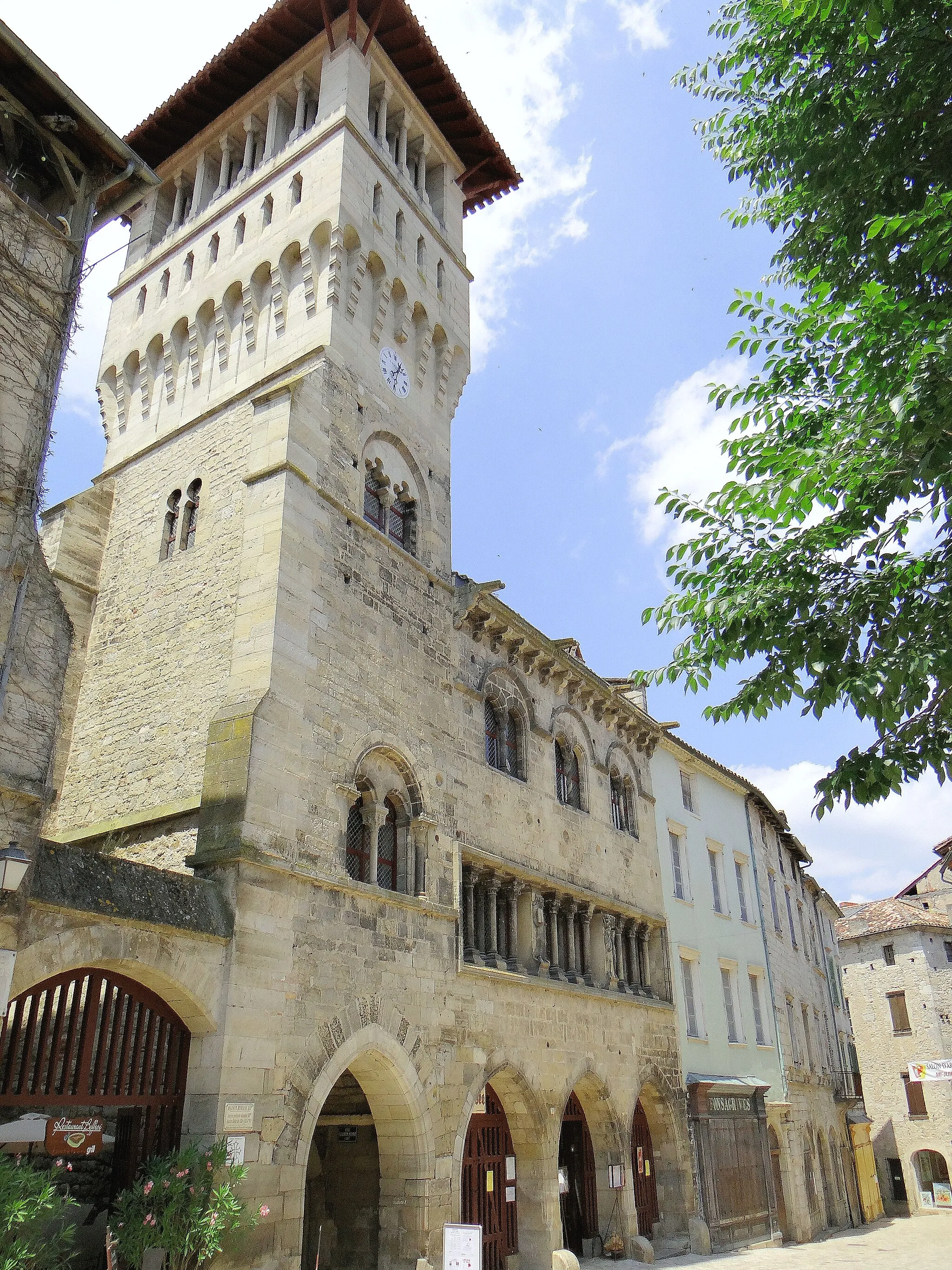 Photo showing: Saint-Antonin-Noble-Val - Ancien hôtel de ville - Ensemble sur la place de la Halle