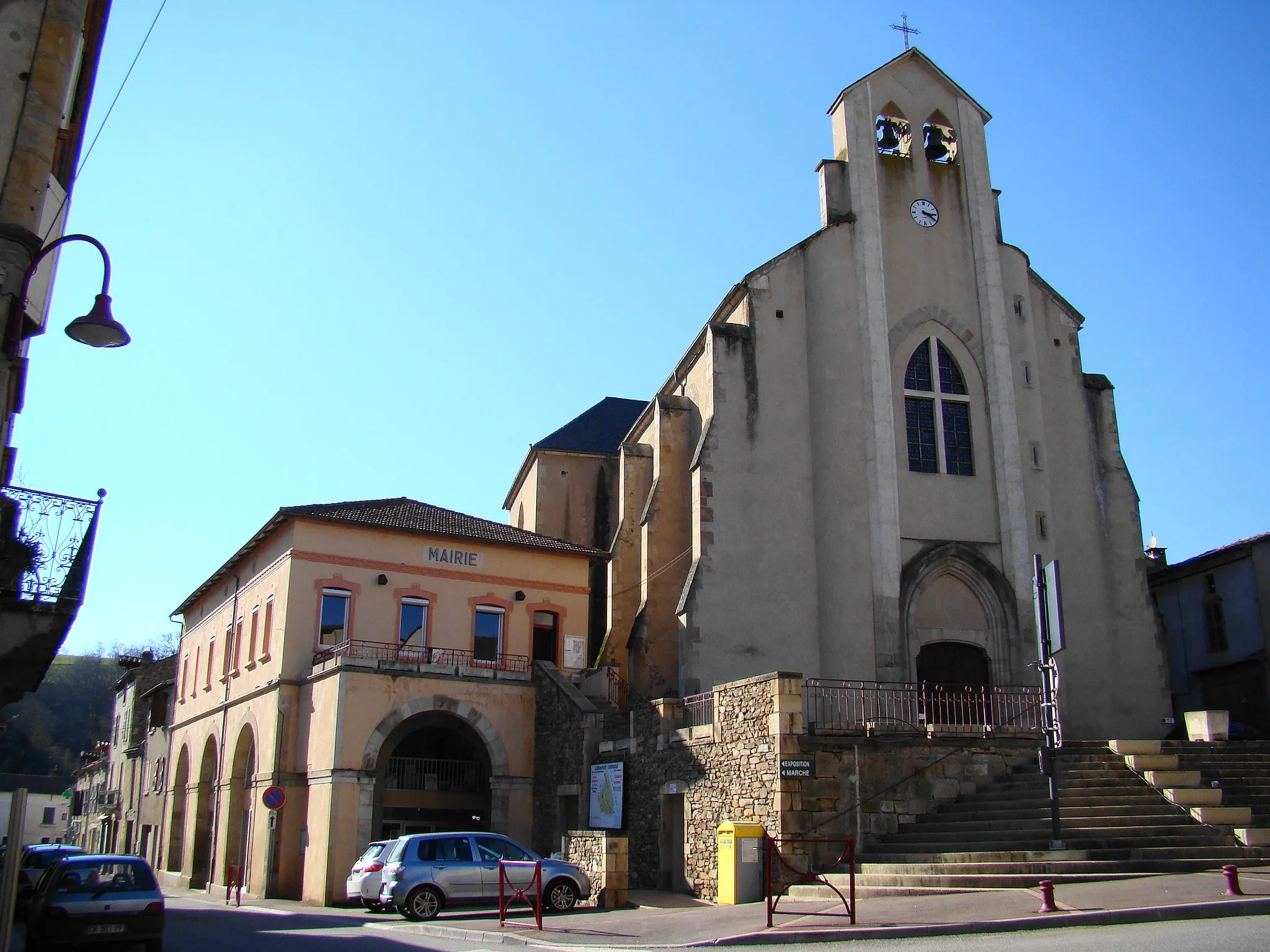 Photo showing: La mairie et l'église de Laguépie