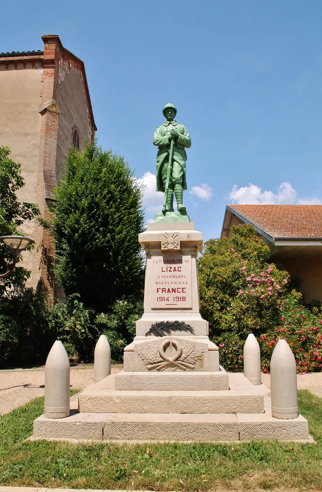Photo showing: Le Monument-aux-Morts