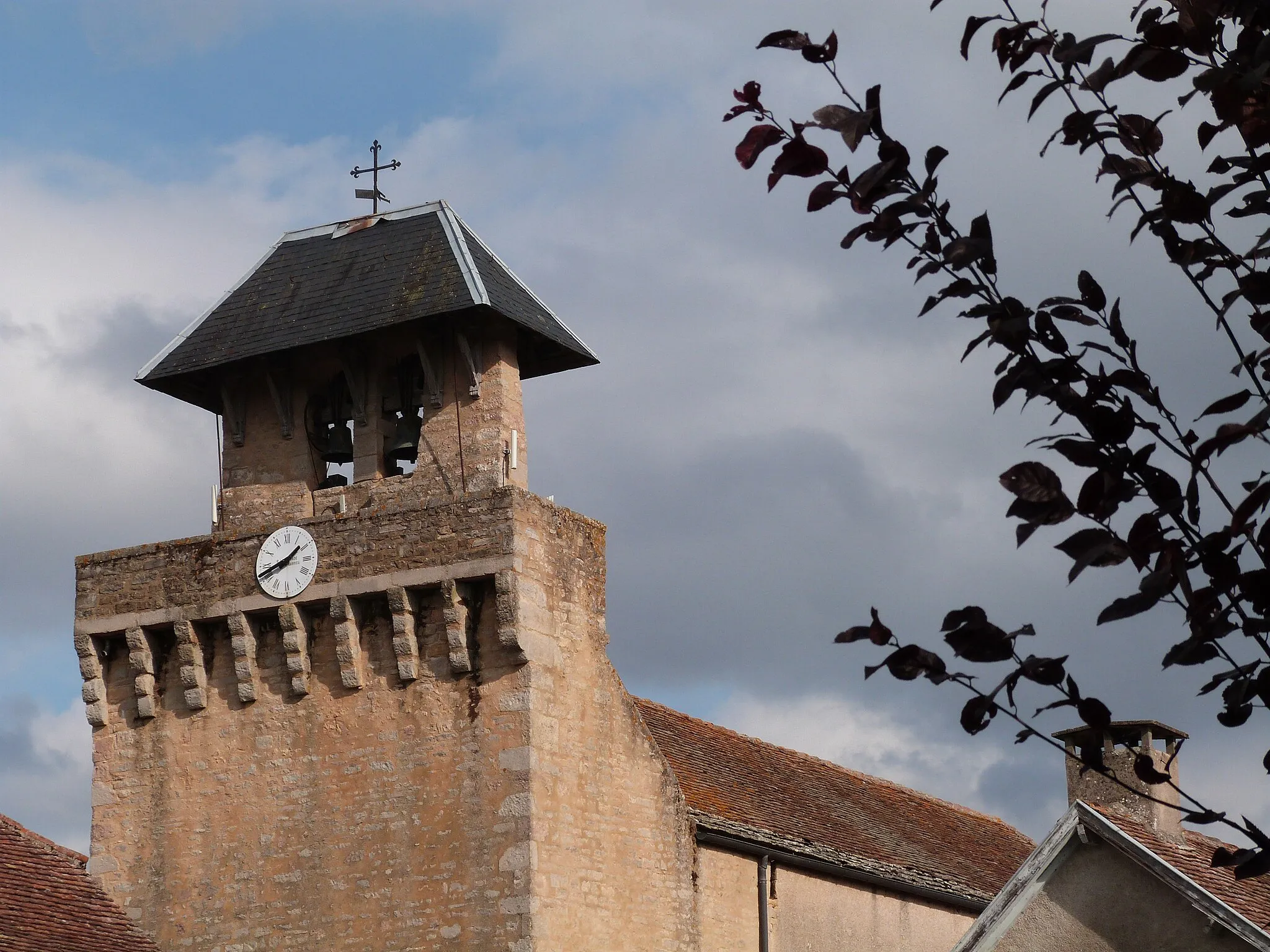 Photo showing: Clocher avec mâchicoulis de l'église de Loze