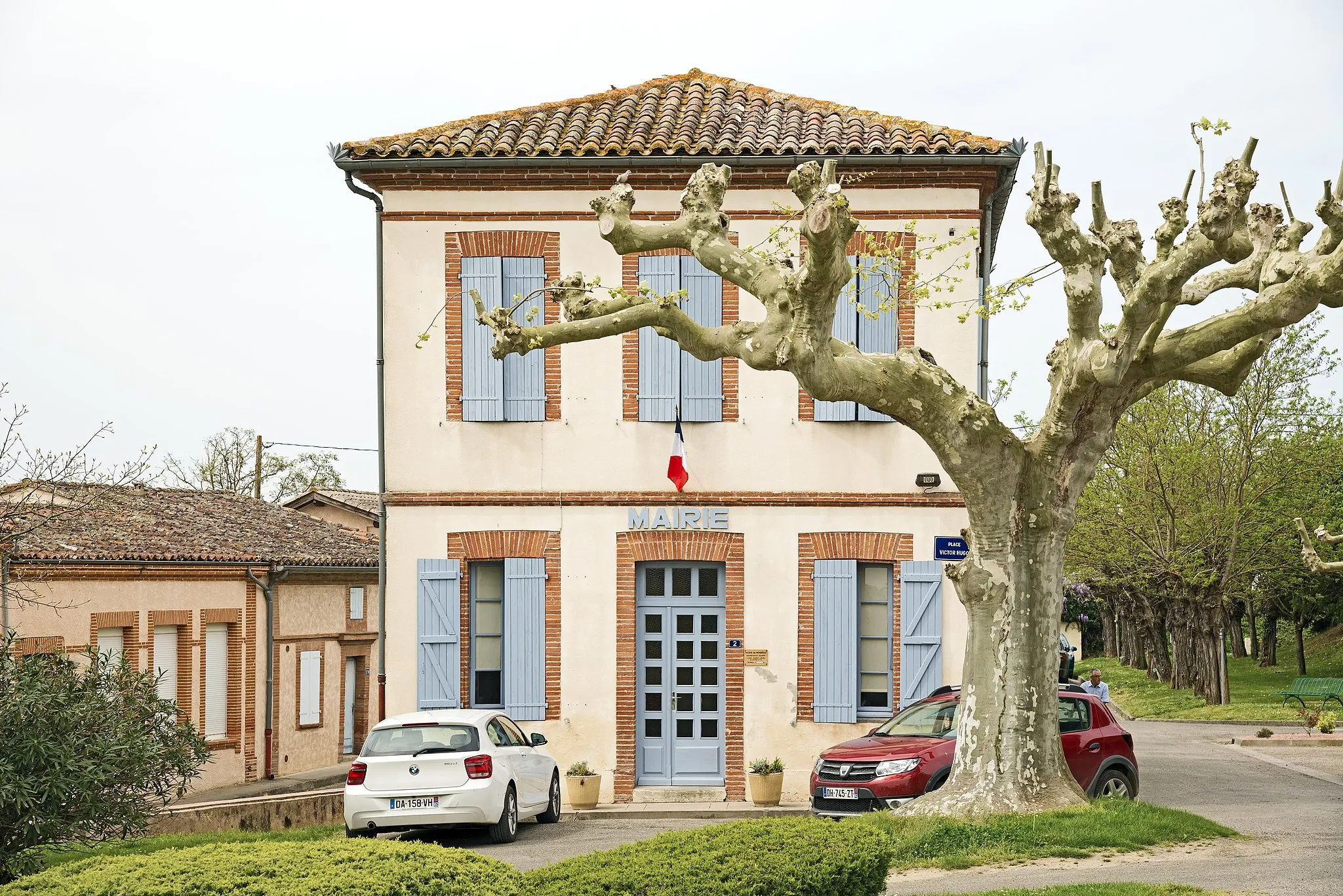 Photo showing: Facade of Town hall Monbéqui,  Tarn-et-Garonne, France.