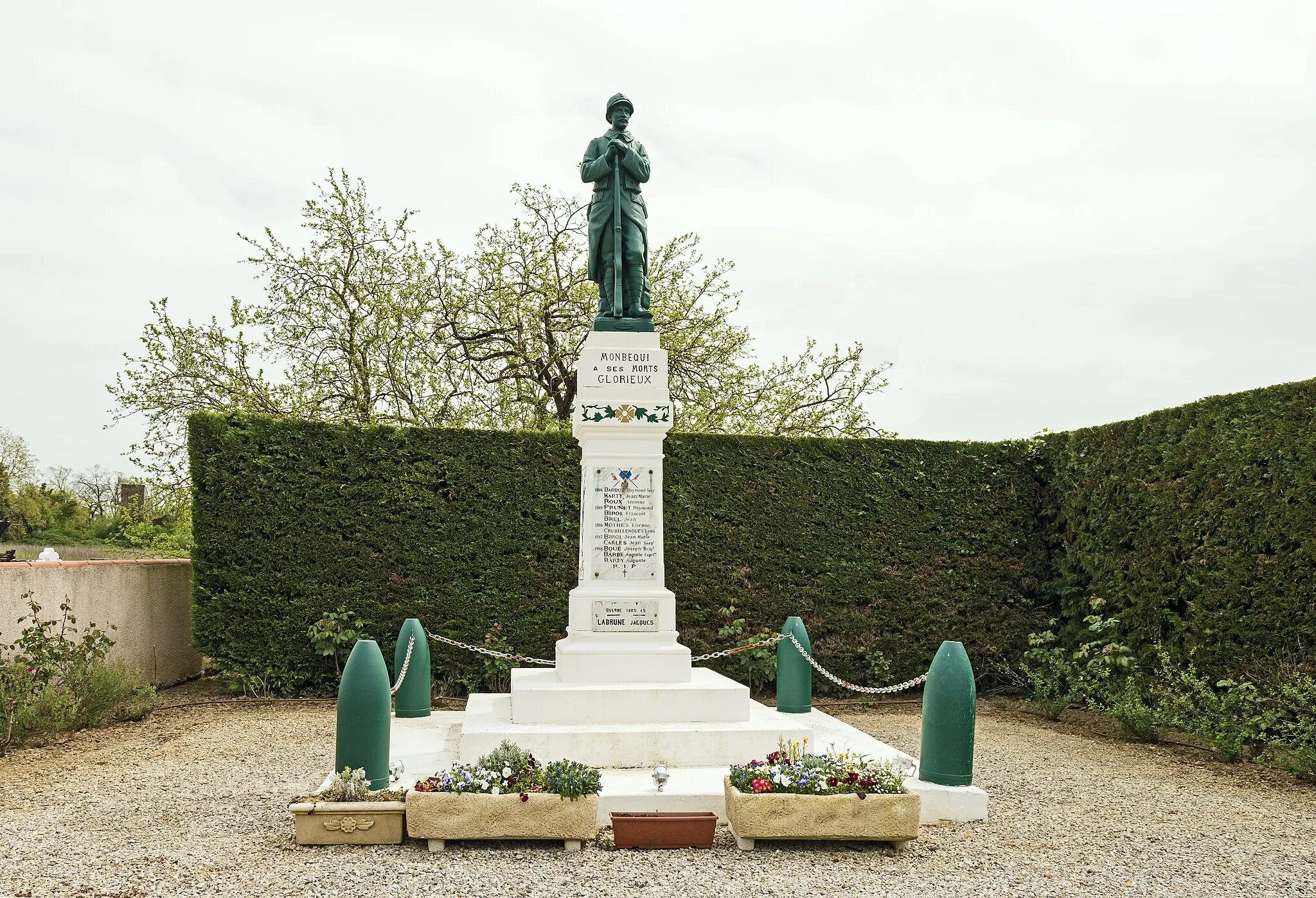 Photo showing: War memorials of Monbéqui, Tarn-et-Garonne, France.