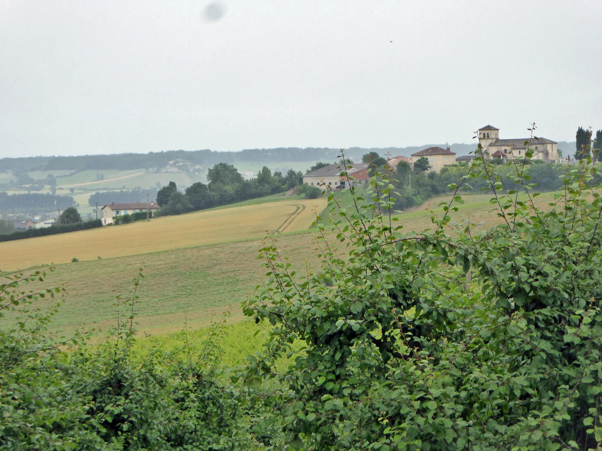 Photo showing: quelques maison et l'église sur une petite colline