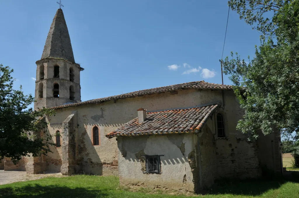 Photo showing: L’église de Rouzet, mentionnée au XIV ème siècle, a été complètement détruite pendant les guerres de religion puis pauvrement reconstruite.

Church of Rouzet (D20, Commune du Puycornet). Probably from the 17th century. Completely destroyed during religion wars and afterwards poorly restored.