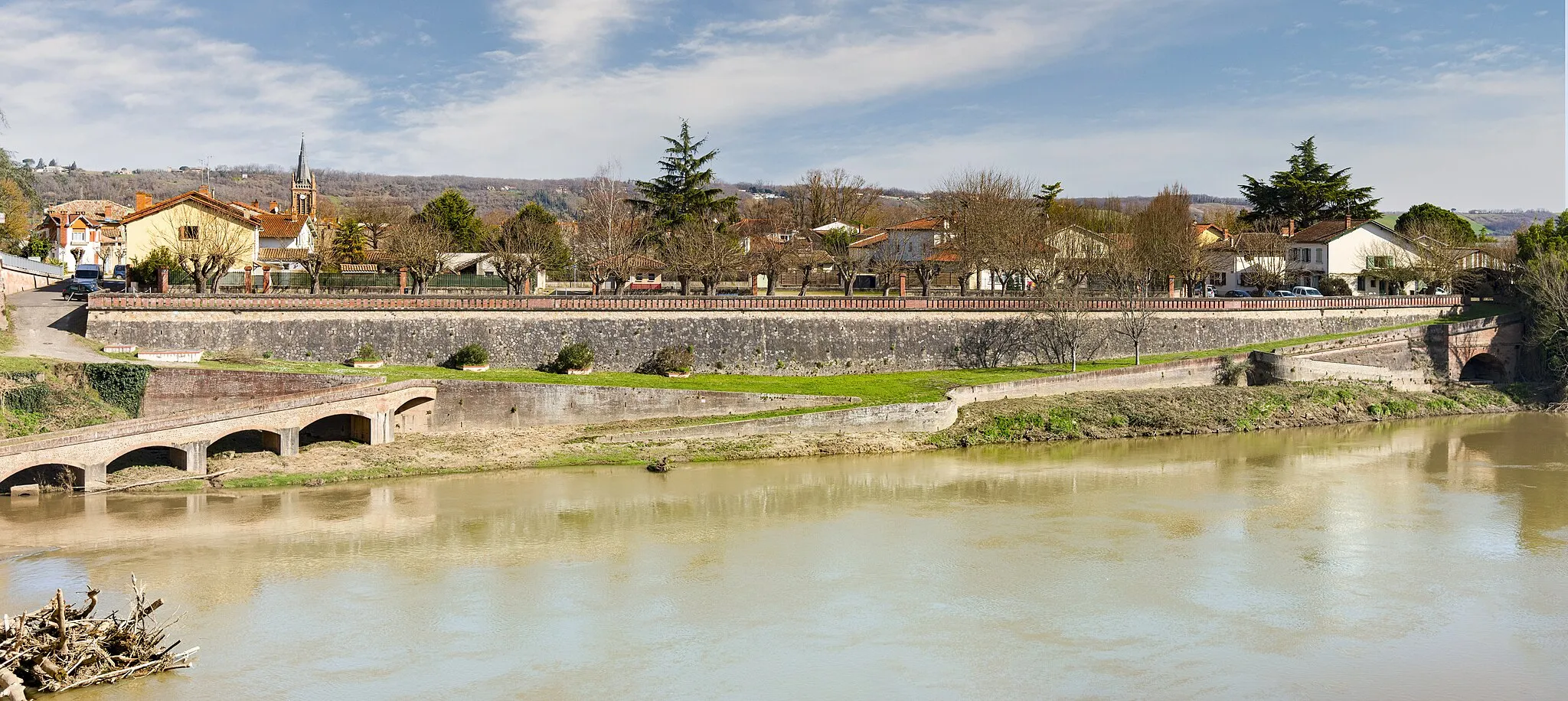 Photo showing: Reyniès - Esplanade Jean Moulin and the Tarn river