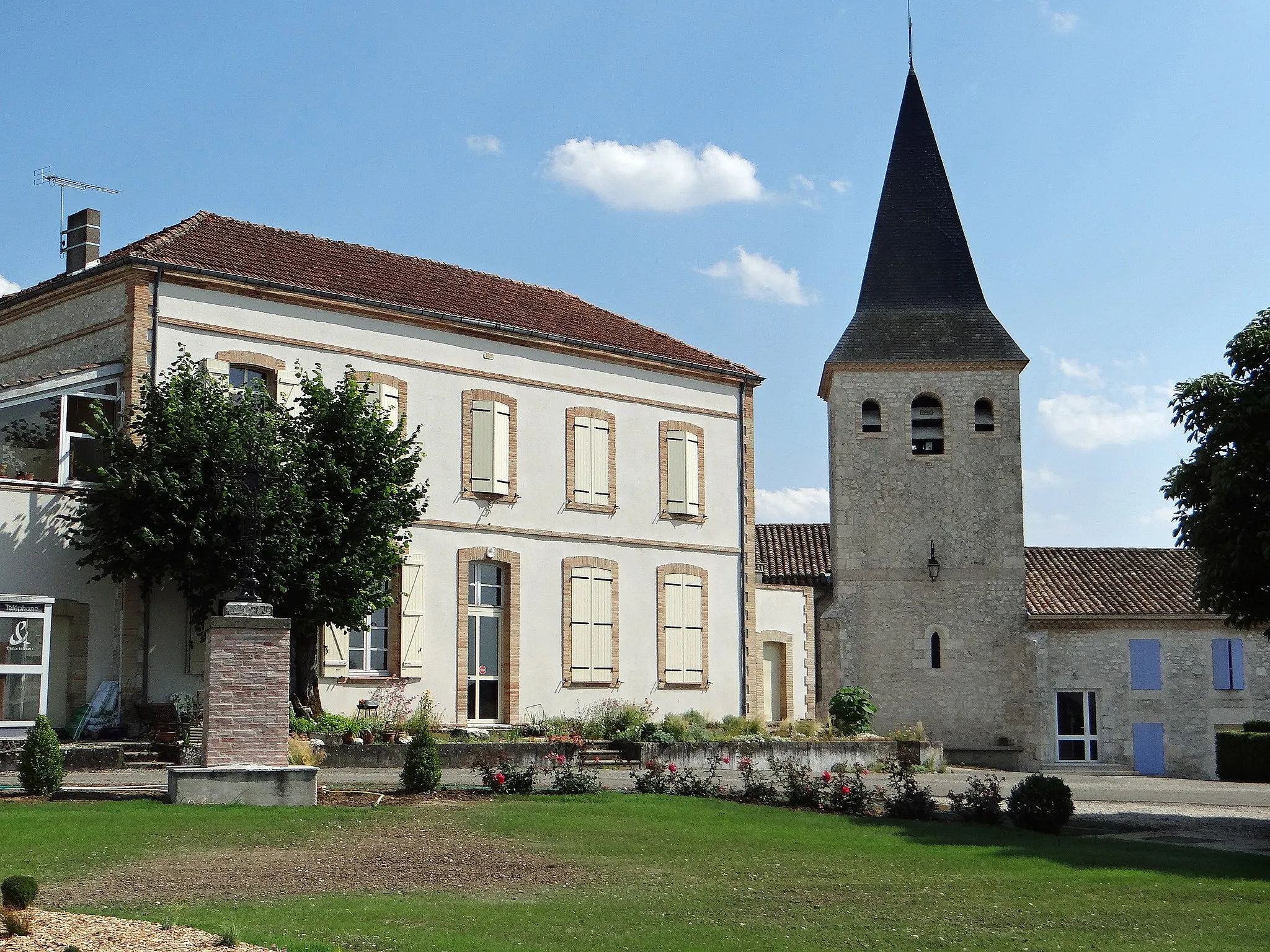 Photo showing: Saint-Amans-de-Pellagal - Place et clocher de l'église Saint-Amans