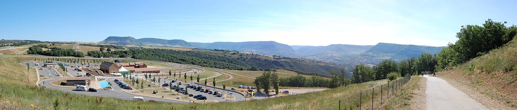 Photo showing: Vue panoramique de l'aire de repos du Viaduc de Millau (Autoroute française A75). Le chemin en pente à (droite) permet d'aller observer le viaduc.
Travail personnel, sous licence CC-BY-SA-3.0. Appareil photo utilisé : Nikon D40