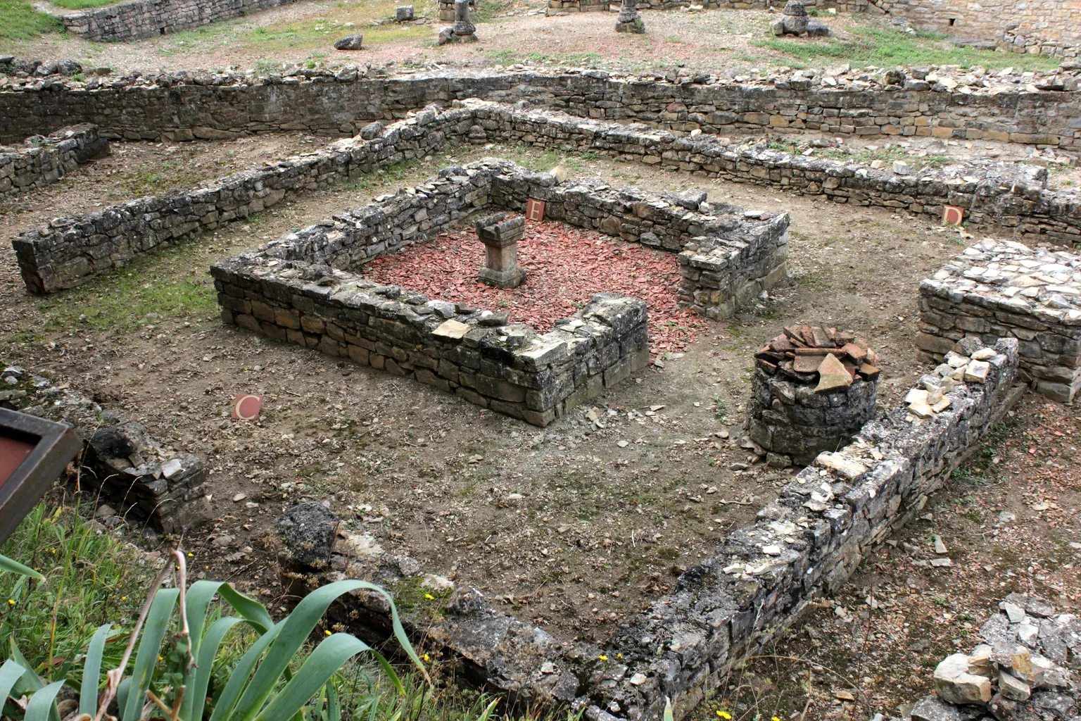 Photo showing: Gallo-Roman Fanum (one of the two temples of the worship surface). It was delimited by enclosing walls, the entry being located at the rising sun. A covered gallery with a wood frame, supported by a wall with balusters, was included. At the middle drew up a built part of great height, which constituted the cella, now lost.