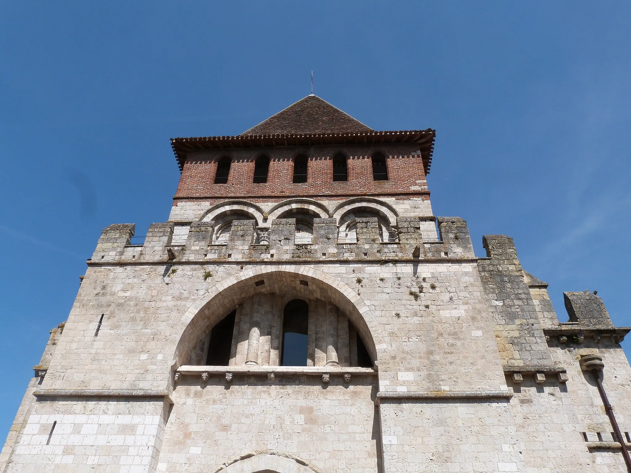 Photo showing: Partie supérieure de la façade ouest du clocher-tour de l'église abbatiale de Moissac