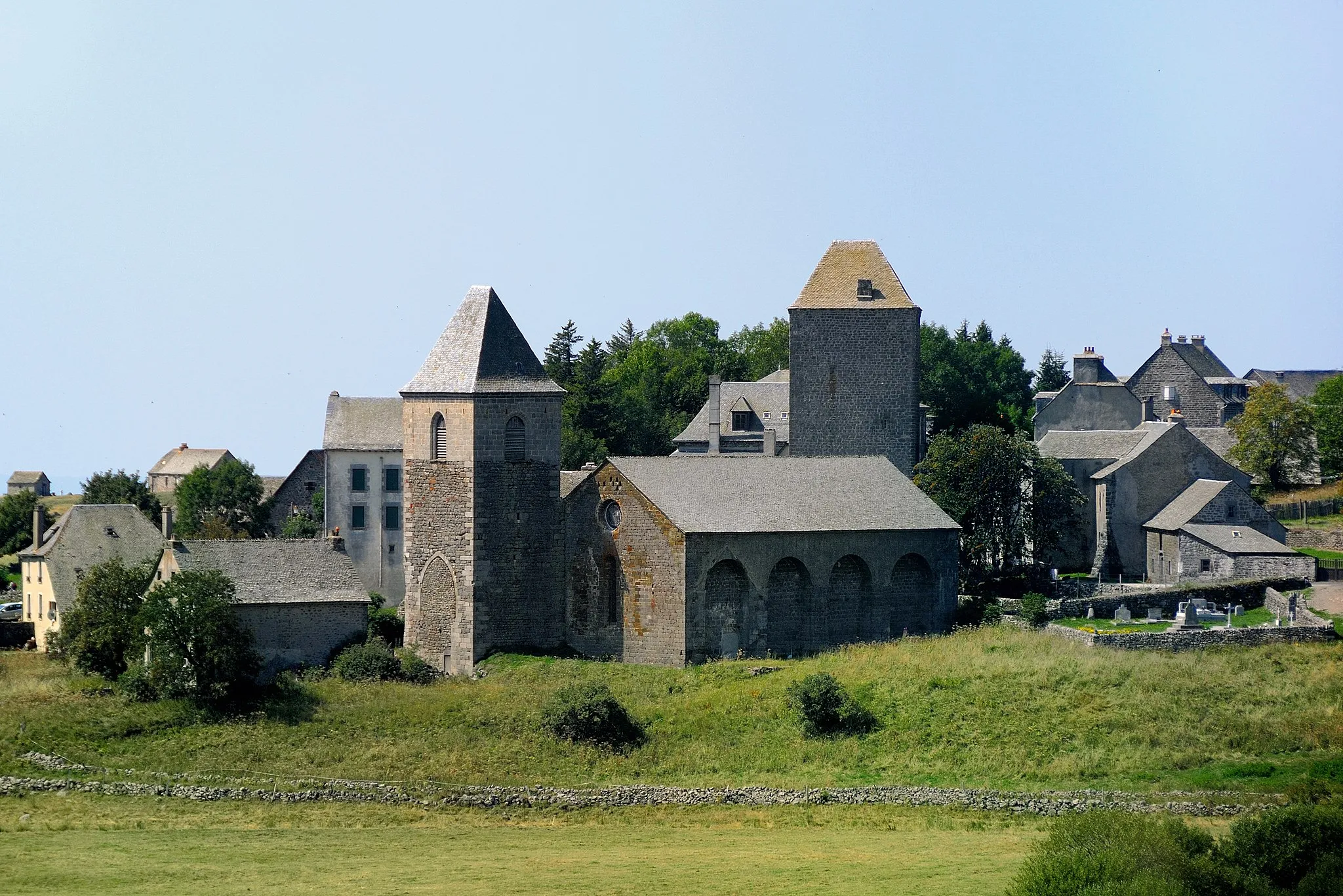 Photo showing: Vue du village d'Aubrac et des vestiges de la dômerie, commune de Saint-Chély d'Aubrac (Aveyron)