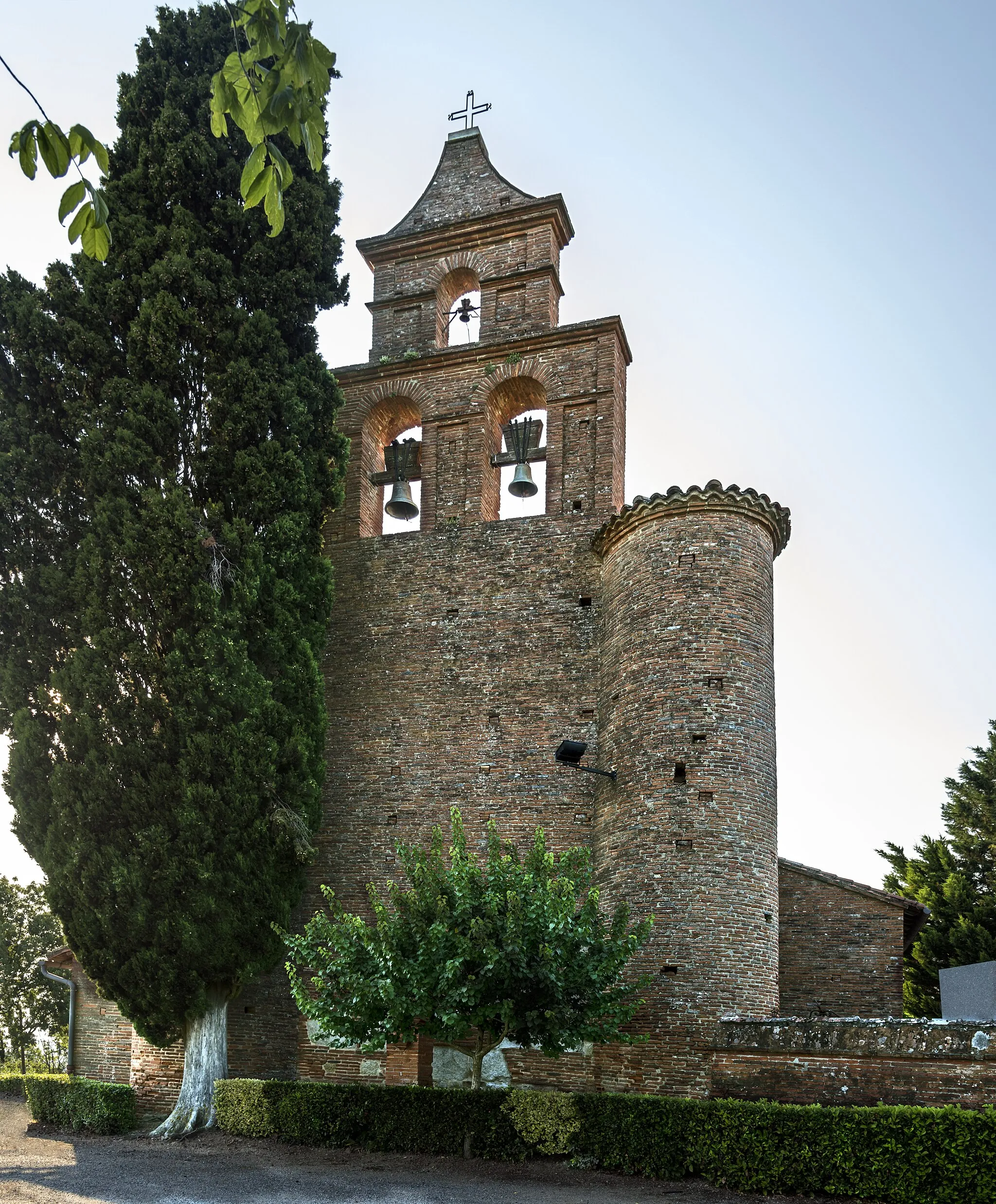 Photo showing: Saint-Pierre, Haute-Garonne, France. The Church of St. Martin - bell gable.