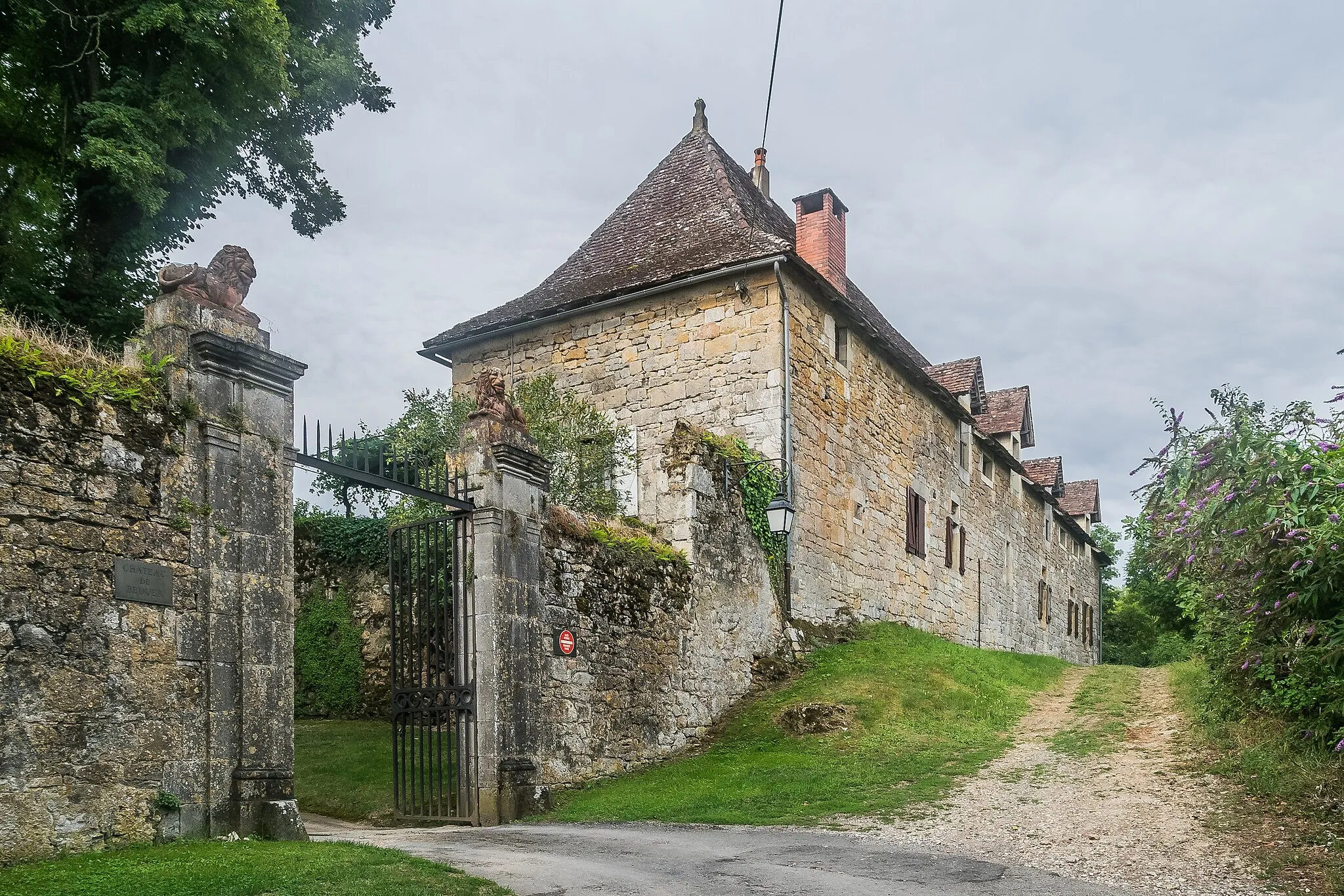 Photo showing: This building is inscrit au titre des monuments historiques de la France. It is indexed in the base Mérimée, a database of architectural heritage maintained by the French Ministry of Culture, under the reference PA00094981 .