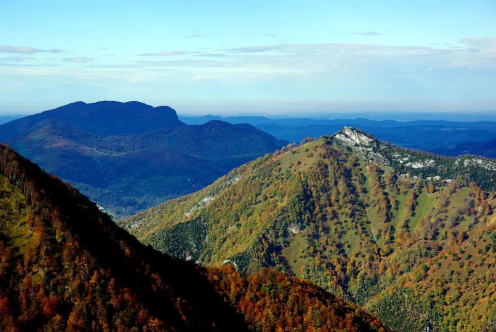 Photo showing: Vue sur le sommet calcaire du Mirabat aux confins des communes de Seix, Ustou et Oust. Au loin, la masse sombre de Sourroque qui domine St-Girons.