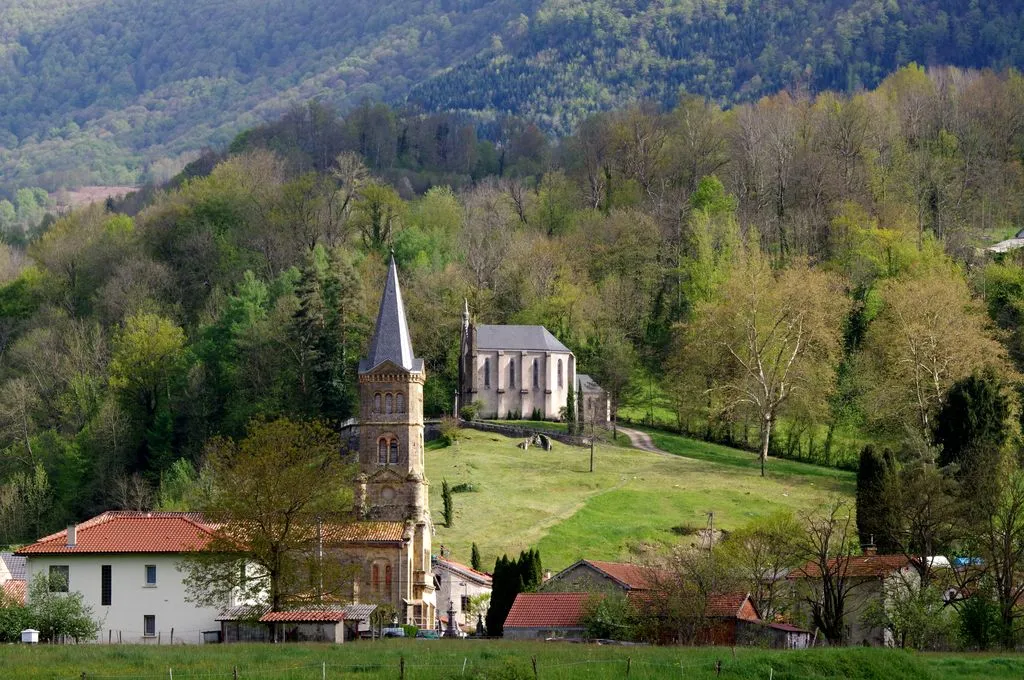 Photo showing: Église paroissiale Saint-Barthélemy (XIXe siècle) et ND du Pouech : chapelle surplombant Oust (construite en 1860 à la suite d'un vœu lors de l'épidémie de choléra).