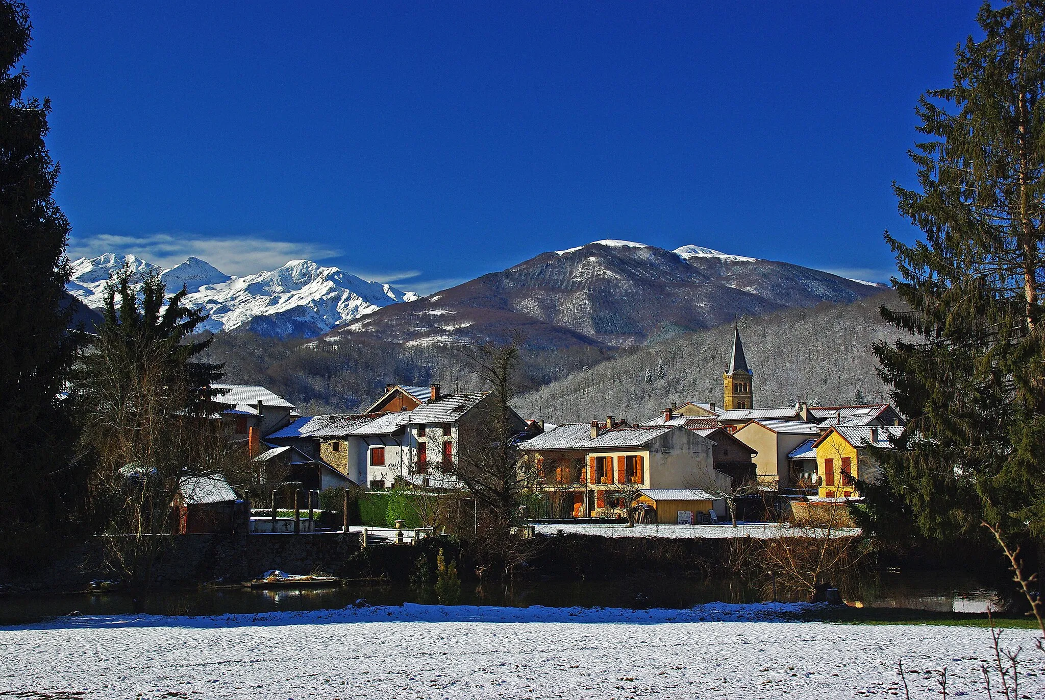 Photo showing: Le village et les Pyrénées.
