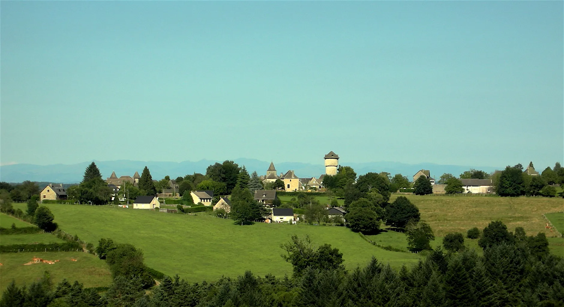 Photo showing: La Chapelle-Saint-Geraud (Corrèze, France), with Cantal mountains in the background.