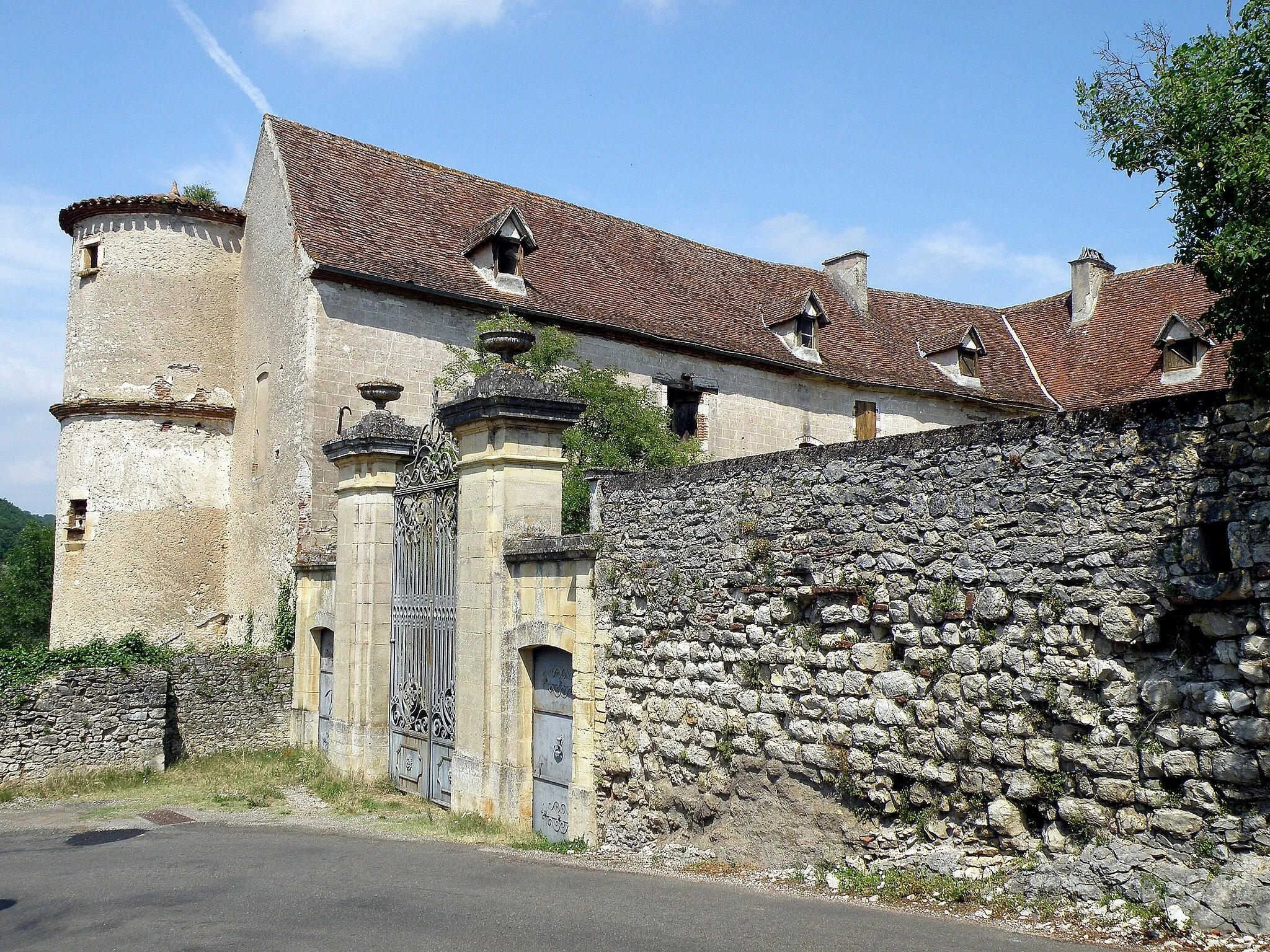 Photo showing: Arcambal, commune et village du département du Lot (région Midi-Pyrénées, France), situé sur la rive gauche (c'est-à-dire sud) de la rivière Lot, env. 5 km (à vol d’oiseau) à l’est de Cahors.
Château remontant au XIe siècle (donjon), parties du XVe, XVIe et du XVIIe. Portail d'entrée, précédant la cour intérieure (face sud de l'édifice).