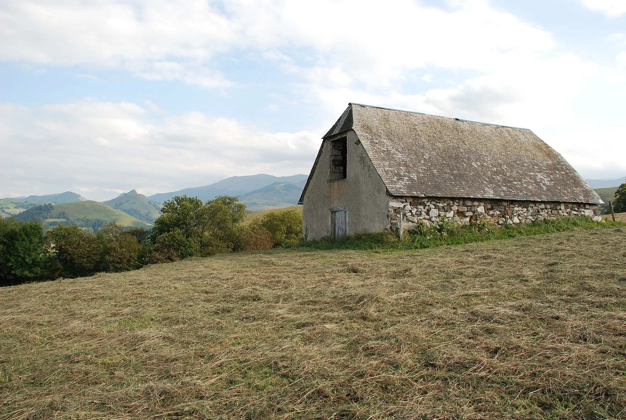 Photo showing: Grange foraine jouxtant l'altisurface d'Artigues (Hautes-Pyrénées). A droite le pic de la Clique dominant Germs sur l'Oussouet