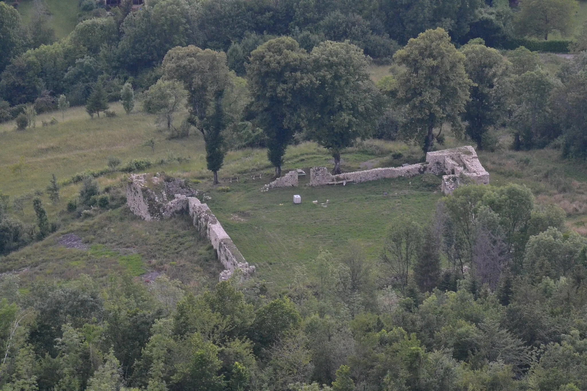 Photo showing: Les ruines du château d'Amont de Bélesta (Ariège, France) : vue depuis la croix de Millet.