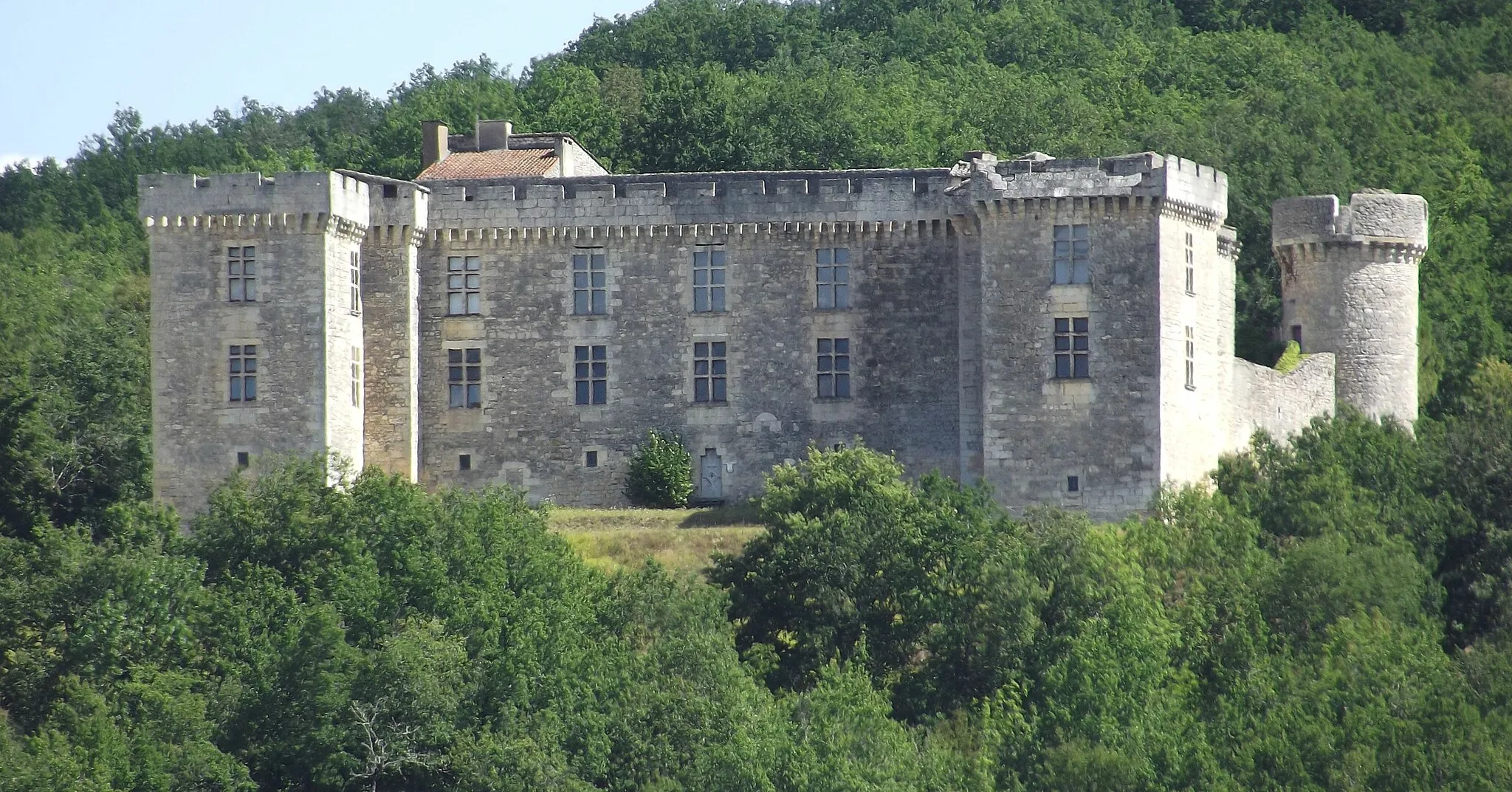 Photo showing: date du XIIIe siècle mais agrandi et fortifié au XVIIe