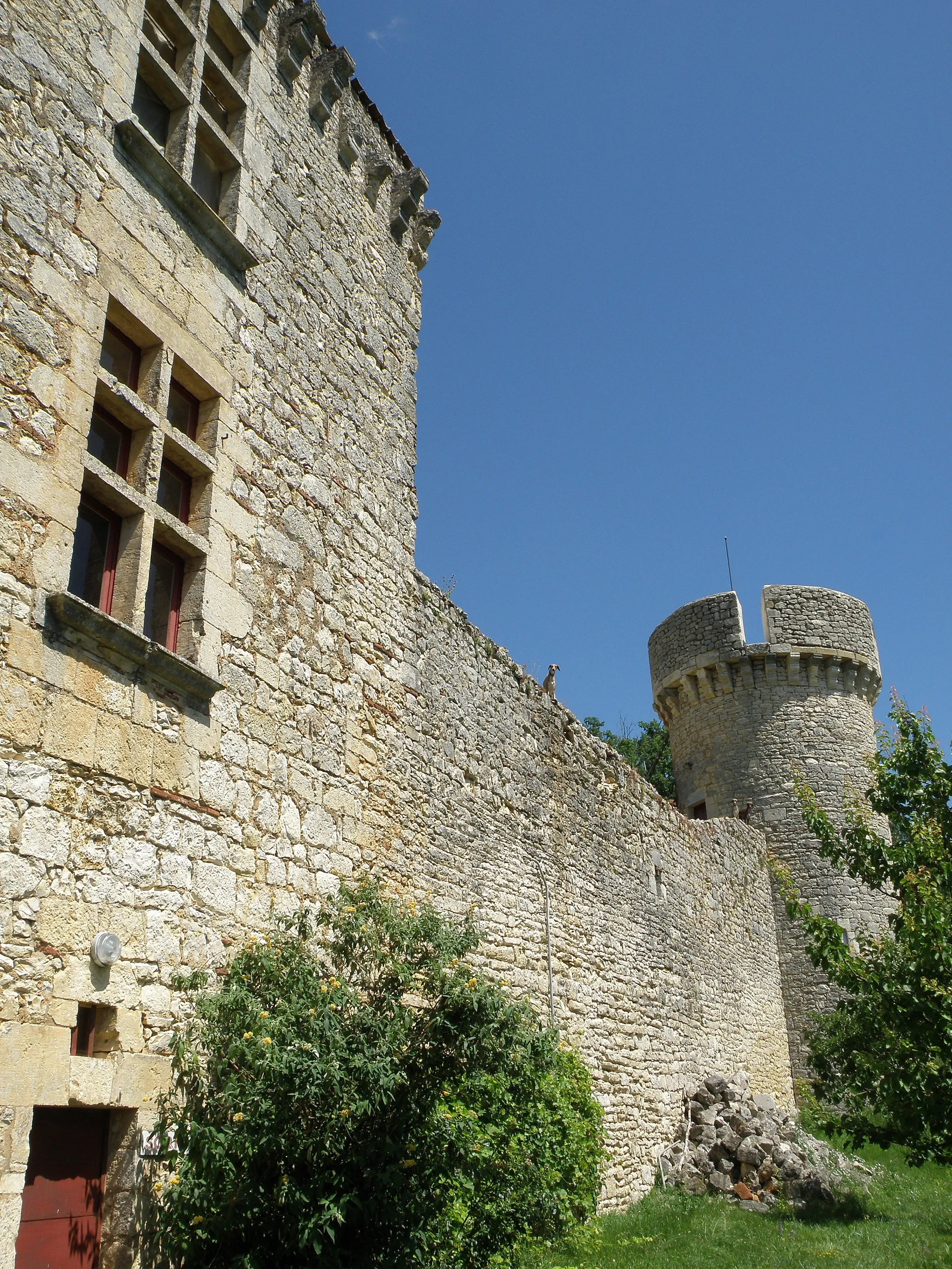 Photo showing: Château de La Coste (XIVe, XVe, remanié XVIe), château-fort sis à Grézels, comm. du Lot (région Midi-Pyrénées, France). Flanc sud-ouest.