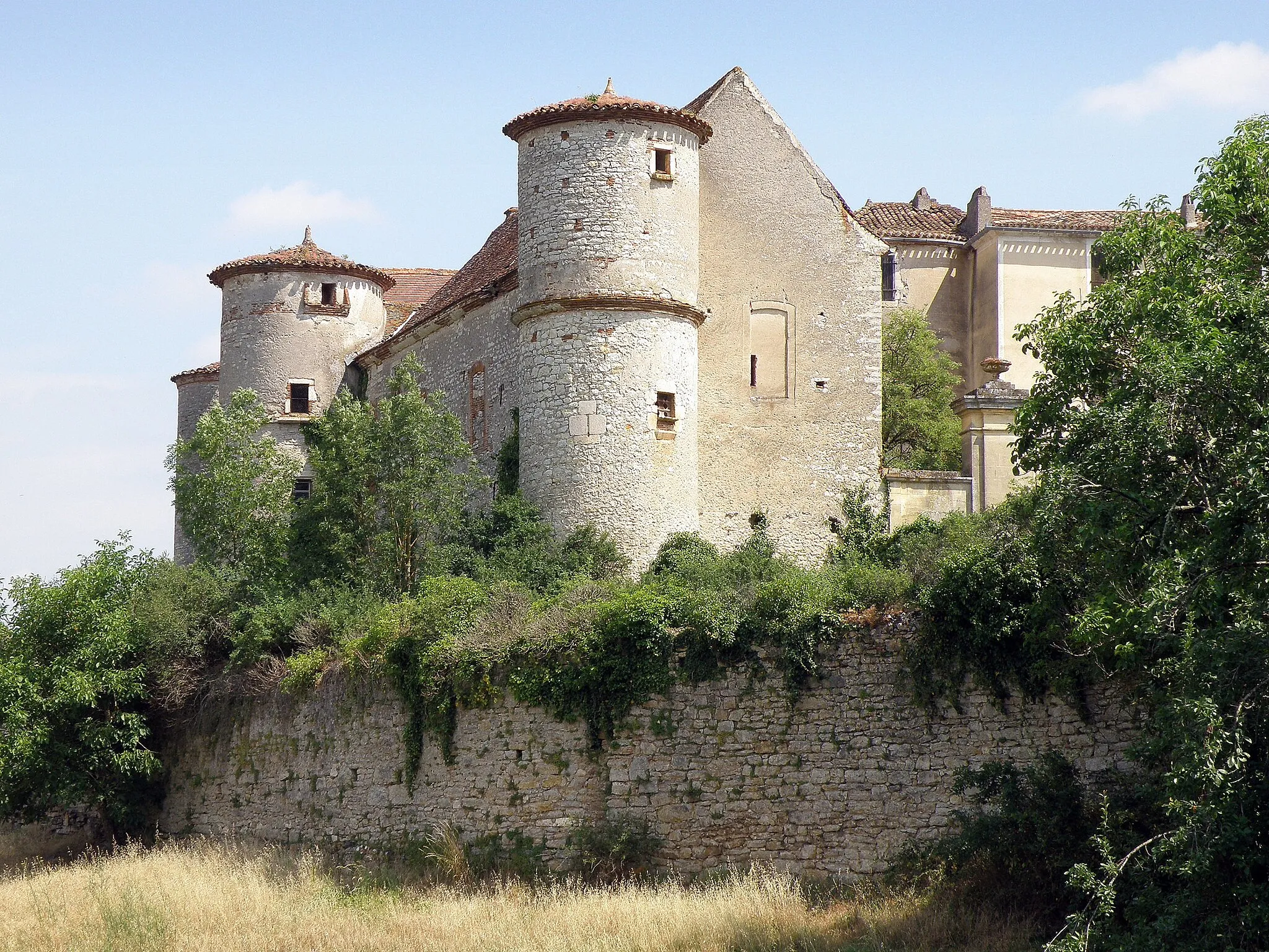 Photo showing: Arcambal, commune et village du département du Lot (région Midi-Pyrénées, France), situé sur la rive gauche (c'est-à-dire sud) de la rivière Lot, env. 5 km (à vol d’oiseau) à l’est de Cahors.
Château remontant au XIe siècle (donjon), parties du XVe, XVIe et du XVIIe. Face sud (à droite) et façade ouest (à gauche) de l'édifice.