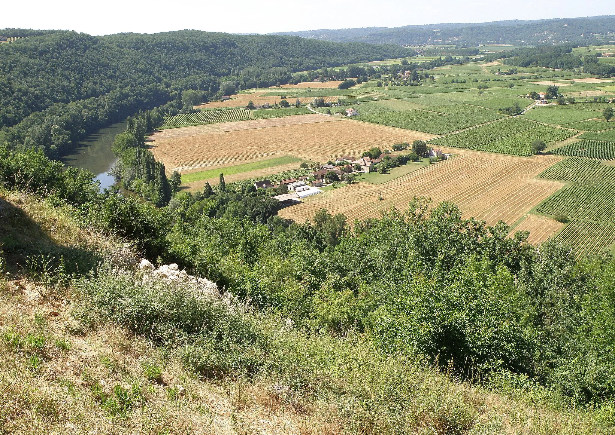 Photo showing: Bélaye, village et commune du dép. du Lot, région Midi-Pyrénées, France. Vue prise de la cévenne de Bélaye, sur la « presqu'île » formée par un cingle (méandre) de la rivière Lot, laquelle coule à nos pieds (de droite à gauche) et dont on aperçoit les eaux à gauche. Nous regardons vers le nord-ouest.