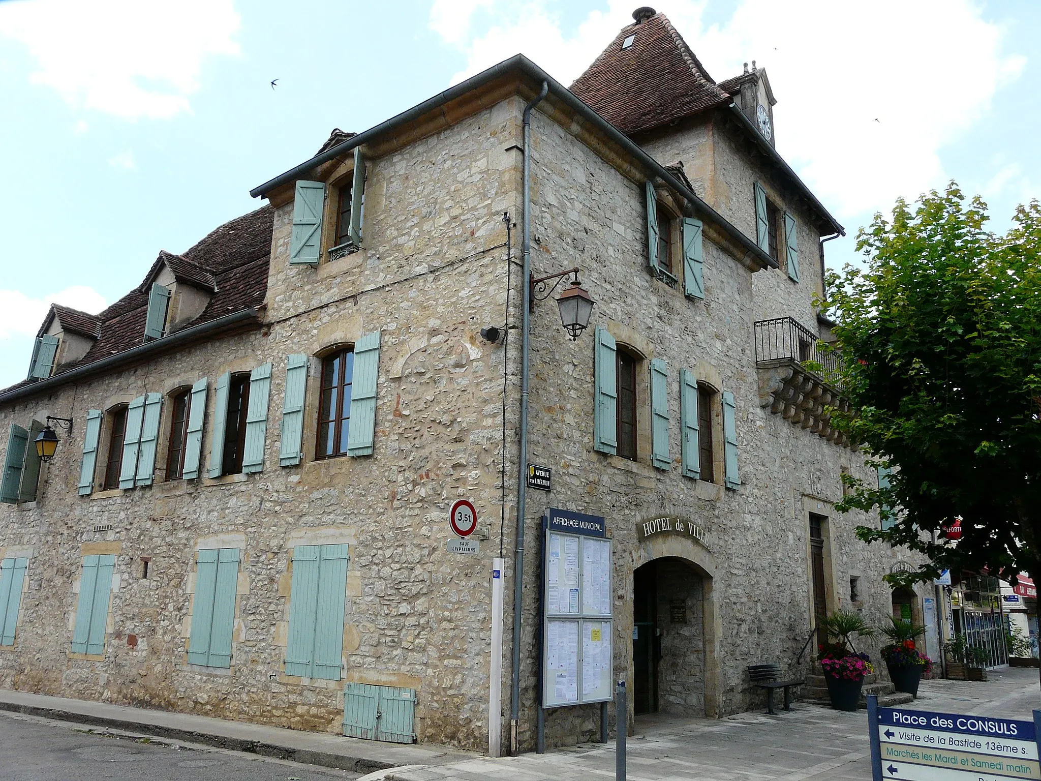 Photo showing: L'hôtel de ville de Bretenoux, Lot, France.