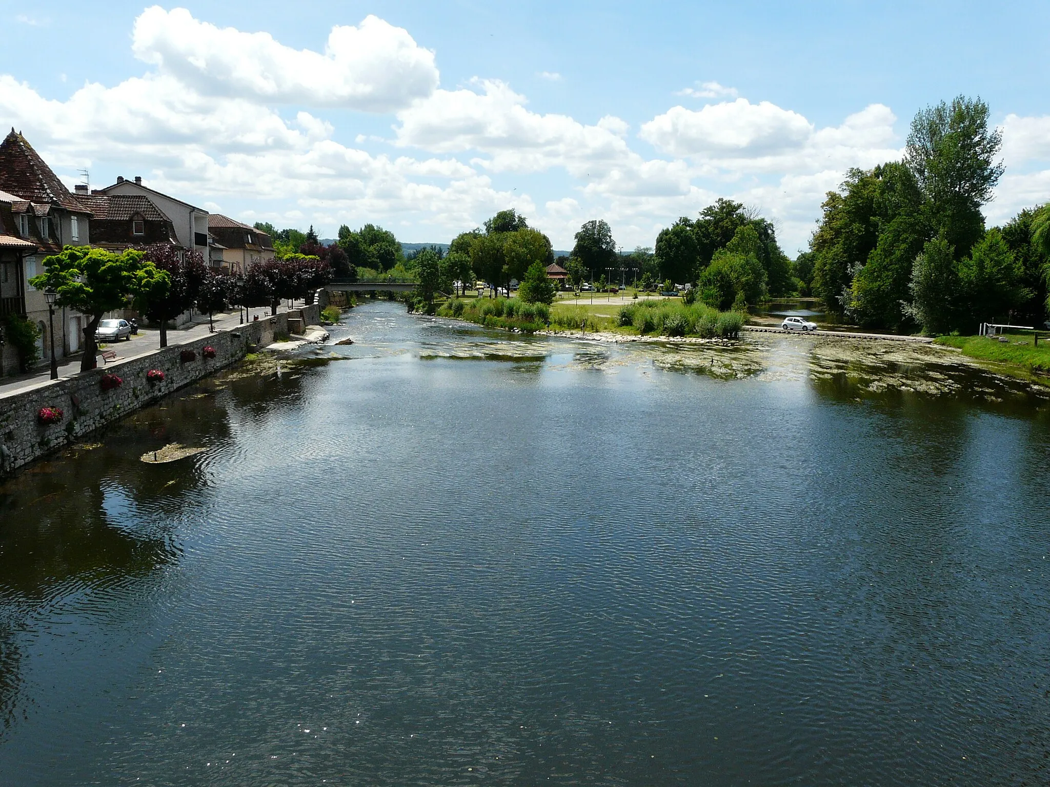 Photo showing: La Cère en aval du pont de la route départementale 940, Bretenoux, Lot, France.