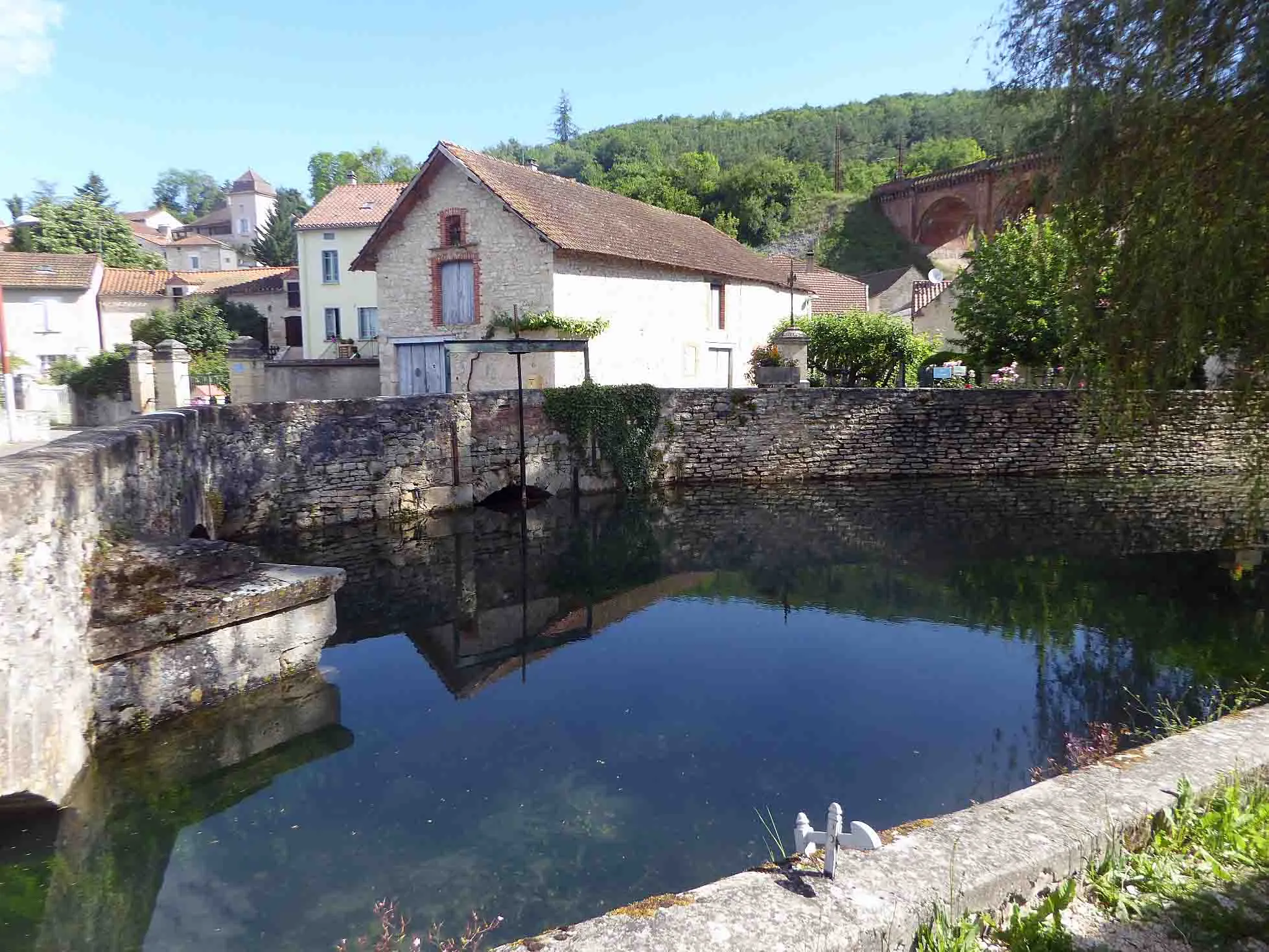 Photo showing: les maisons et le ruisseau canalisé