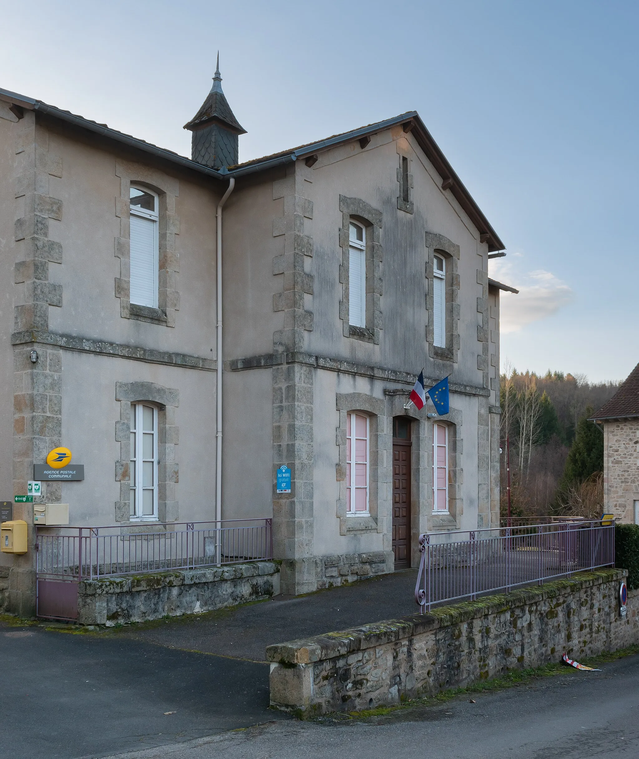 Photo showing: Town hall of Comiac, Lot, France