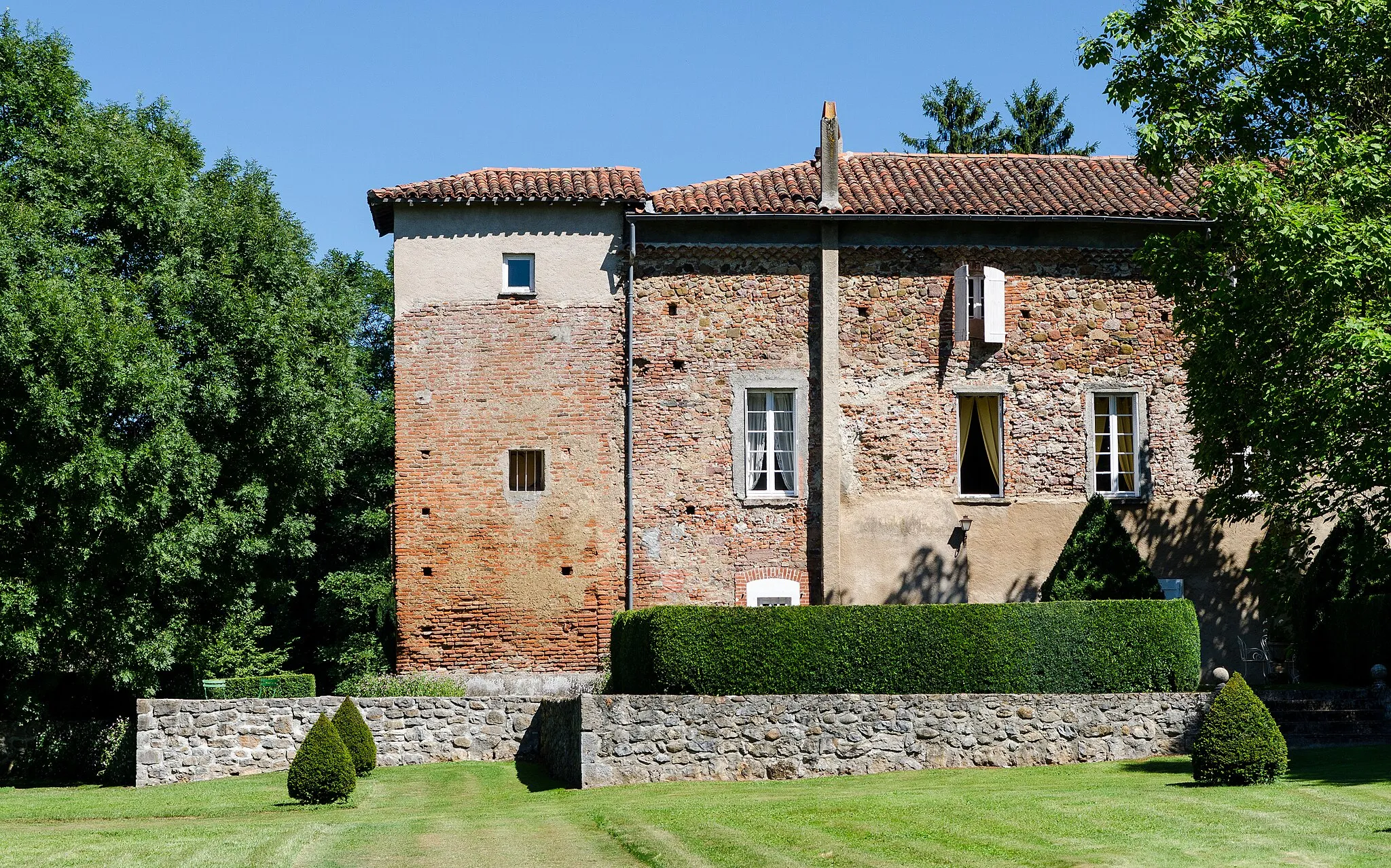 Photo showing: L'abbaye de Combelongue côté jardin