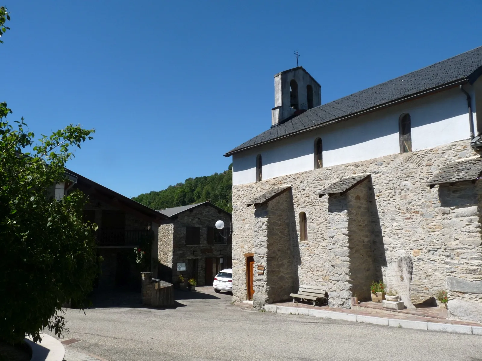 Photo showing: Eglise et mairie, Ignaux, Ariège, France