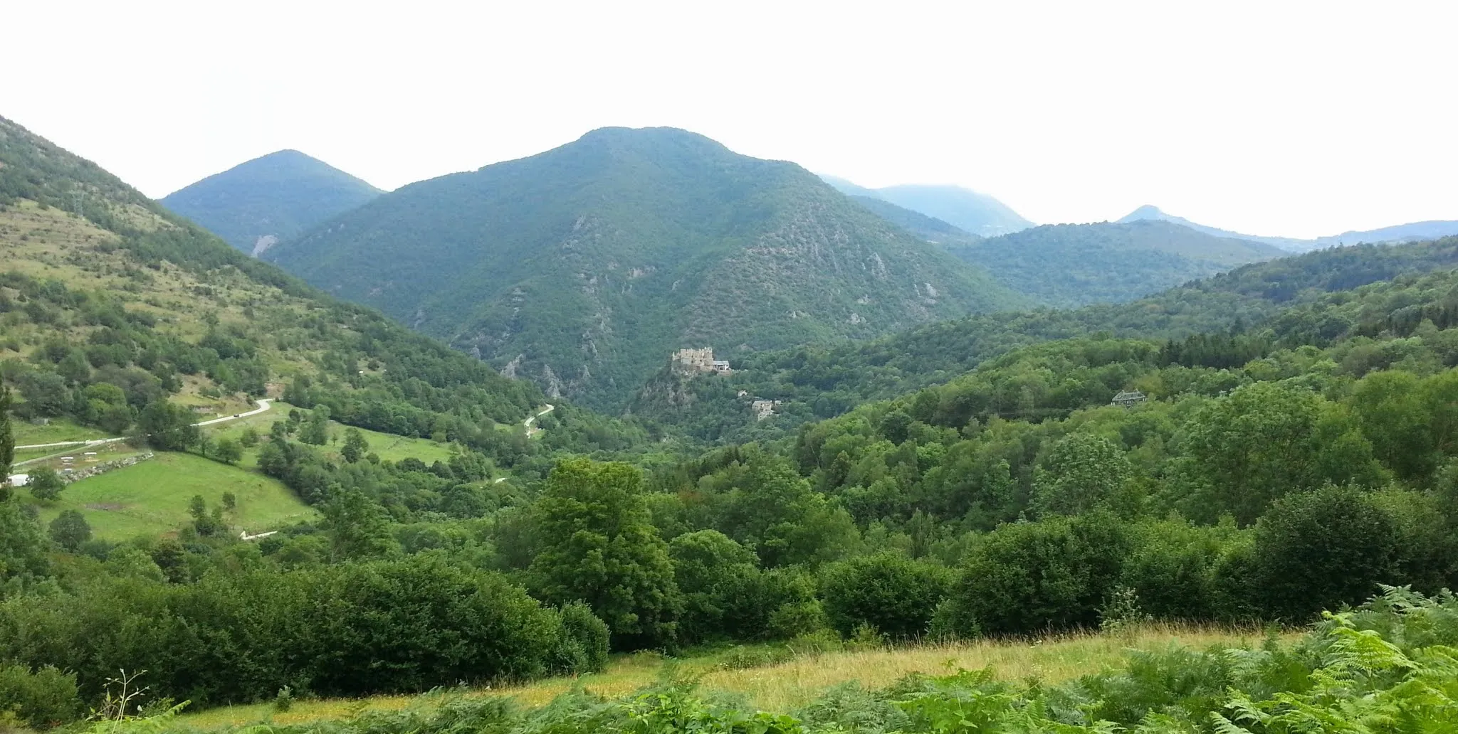 Photo showing: Paysage vers Rouze, avec le chateau cathare en fond de vallée.