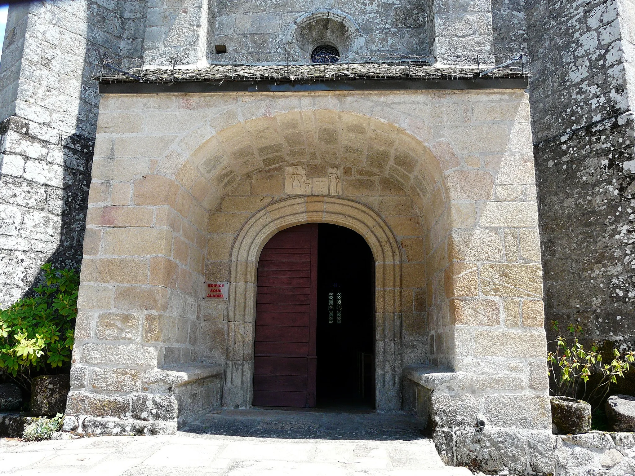 Photo showing: Le portail de l'église Saint-Cyr-Sainte-Julitte, Saint-Cirgues-la-Loutre, Corrèze, France.