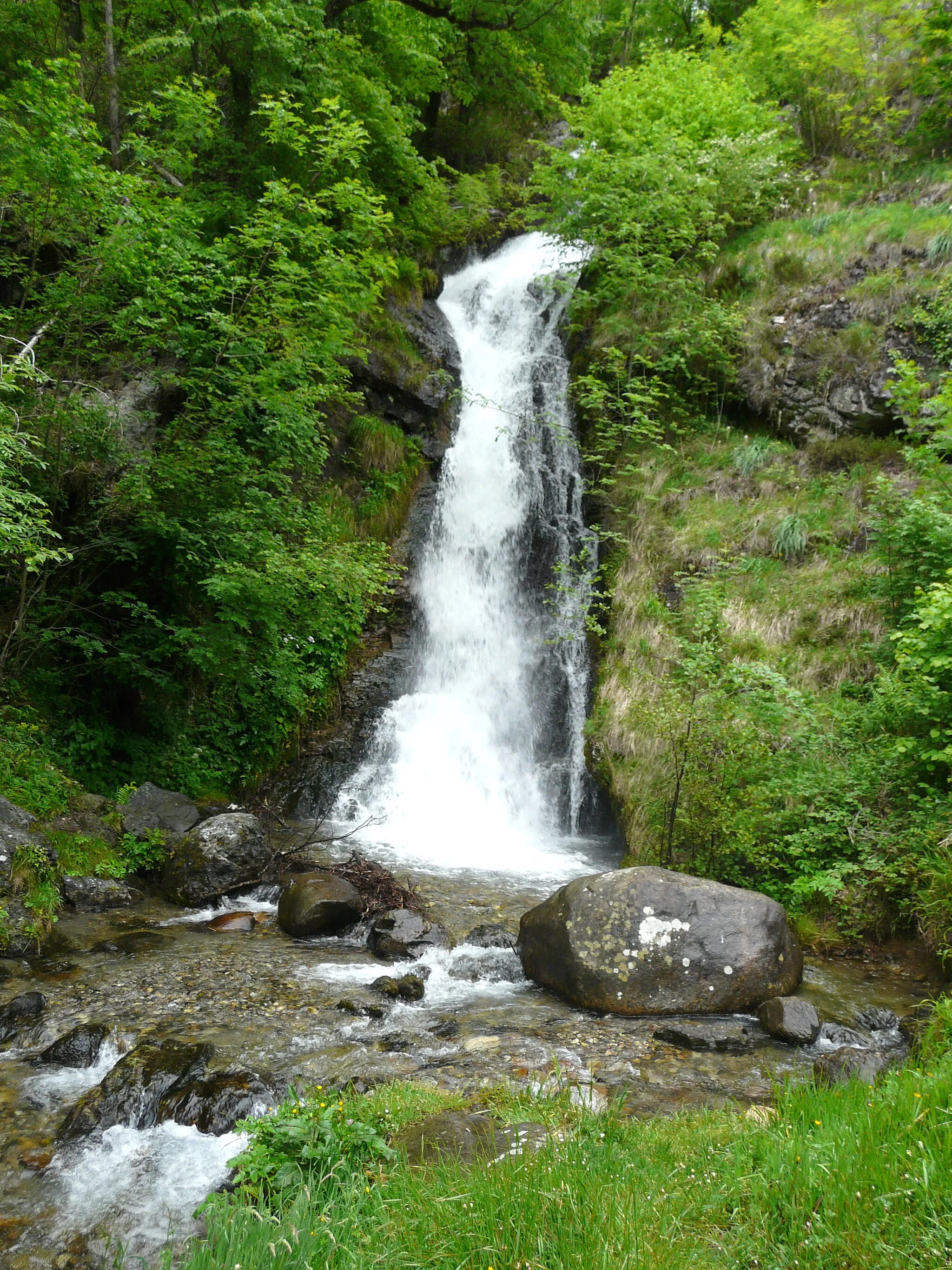 Photo showing: La partie supérieure de la cascade Sidonie, Saint-Mamet, Haute-Garonne, France.